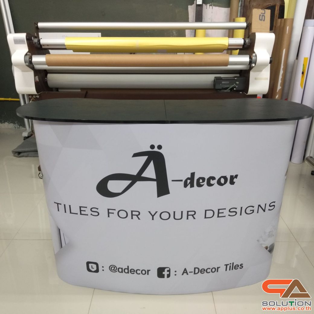 เคาน์เตอร์ออกบูธ รุ่นโค้ง TOPสีขาว มีชั้นวาง ขนาด (W)131 x (D)39 x (H) 87 cm.โครงอะลูมิเนียม พับเก็บได้ เคลื่อนย้ายสะดวก