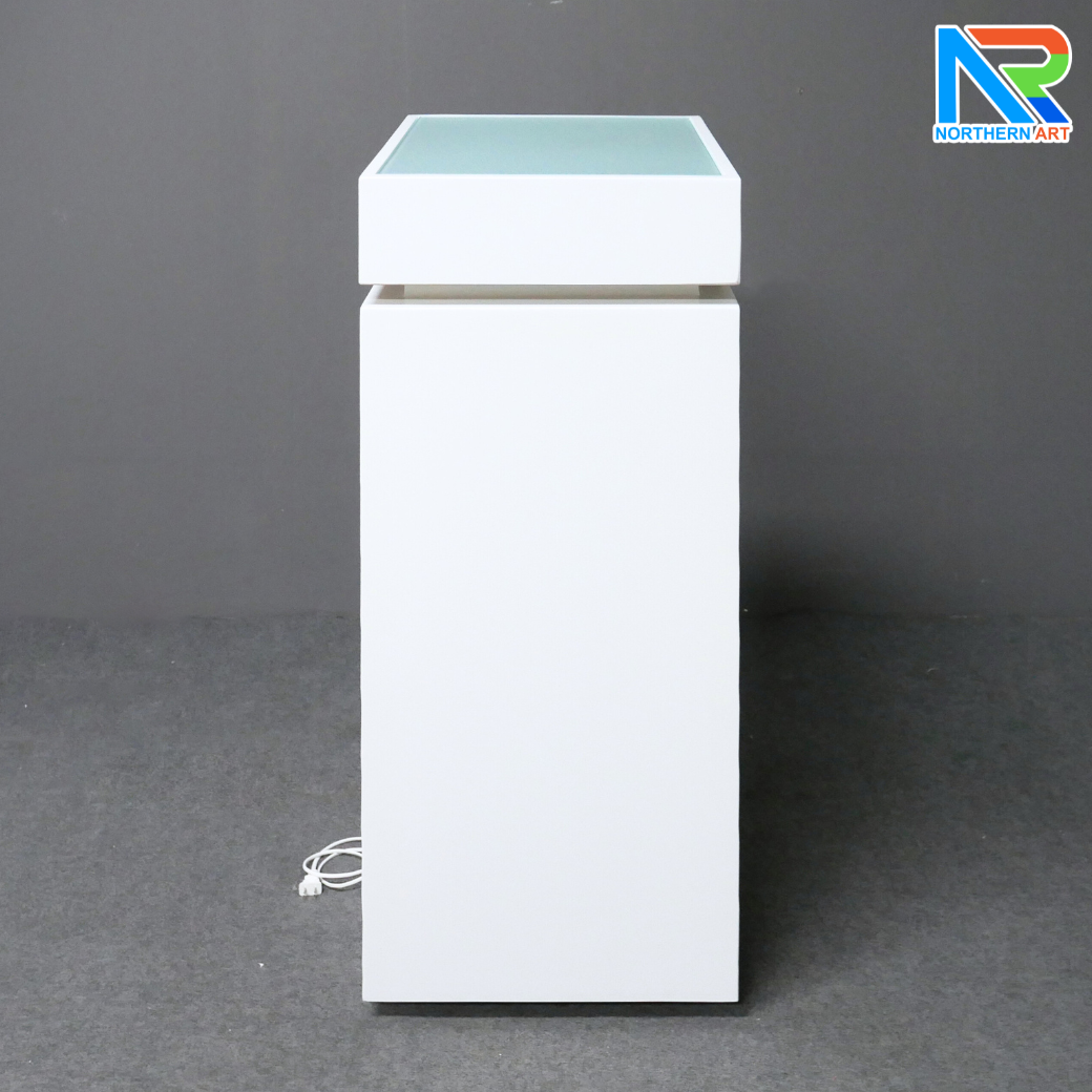 แท่นโชว์สินค้า สีขาว พร้อมไฟLED สีฟ้า ขนาด (W)40 x (L)40 x (H)100 cm. TOP กระจก