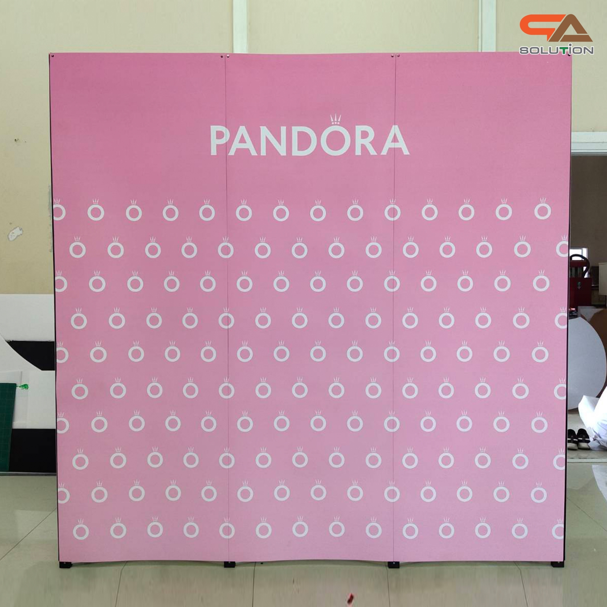 BACK DROP ฉากแบคดรอป รุ่นเหลี่ยม แบบตรง โครงอะลูมิเนียมพร้อมงานพิมพ์ + โคมไฟ 2 ชุด และกระเป๋าล้อลาก 1 ใบ