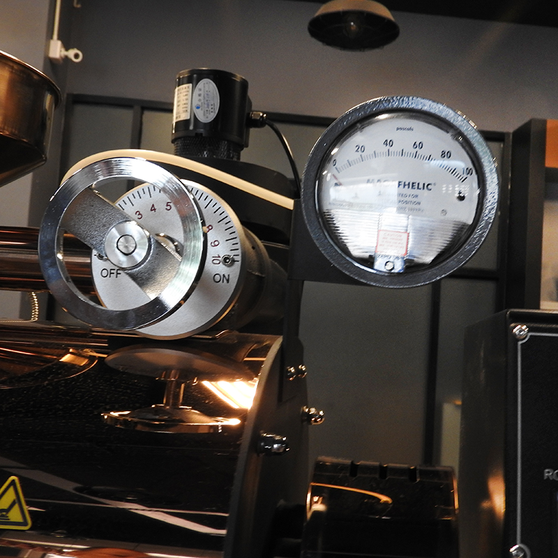 เครื่องคั่วกาแฟ 1 กิโลกรัม แก๊ส มีระบบเชื่อมต่อคอมพิวเตอร์เพื่อควบคุมการคั่ว