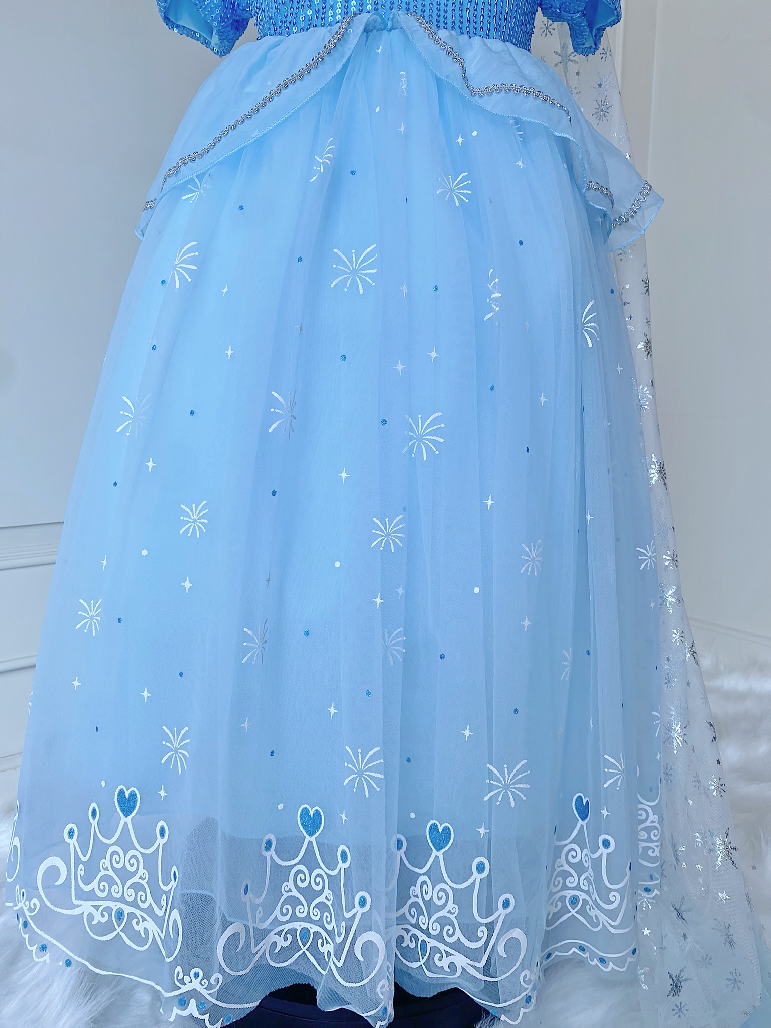 ชุดเจ้าหญิงเจ้าหญิงเอลซ่า รุ่นแขนตุ๊กตา ดีไซส์โบว์กลางอก ปักมุก พร้อมผ้าคลุมถอดออกได้