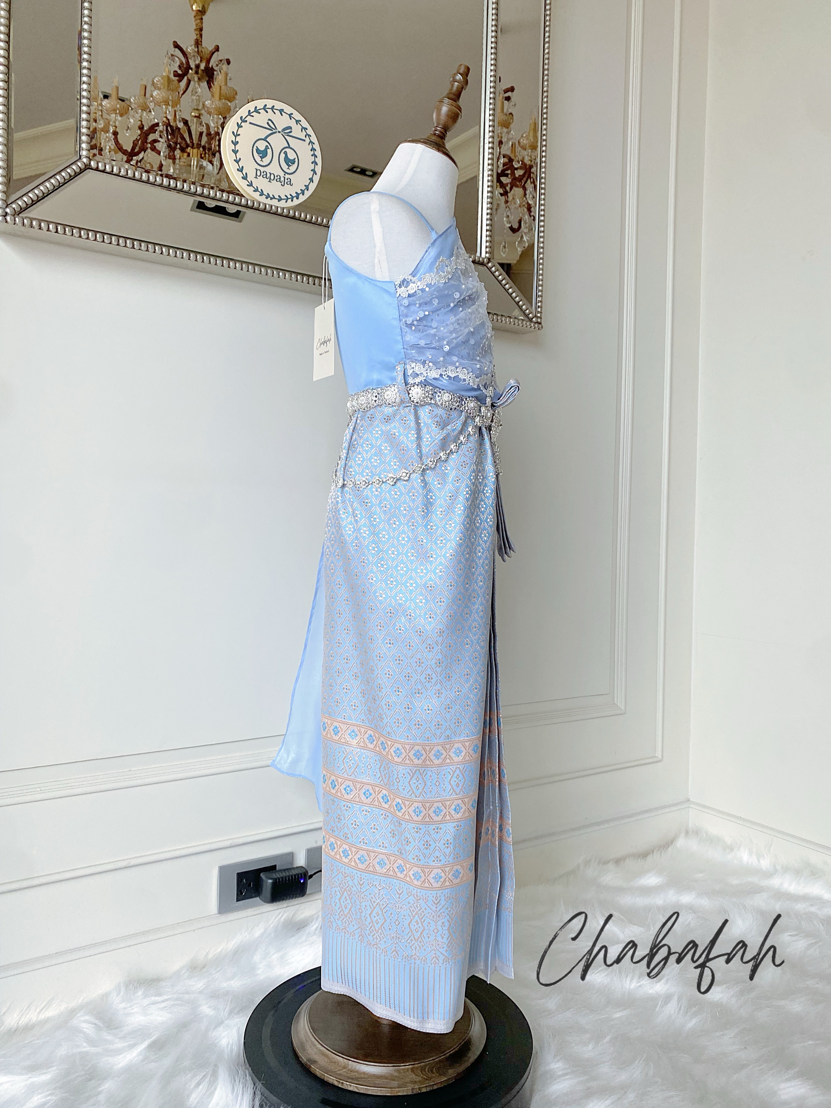 เดรสชุดไทยสไบเฉียง สีฟ้าพาสเทล แบรนด์ Chabafah พร้อมเครื่องประดับ 3 ชิ้น