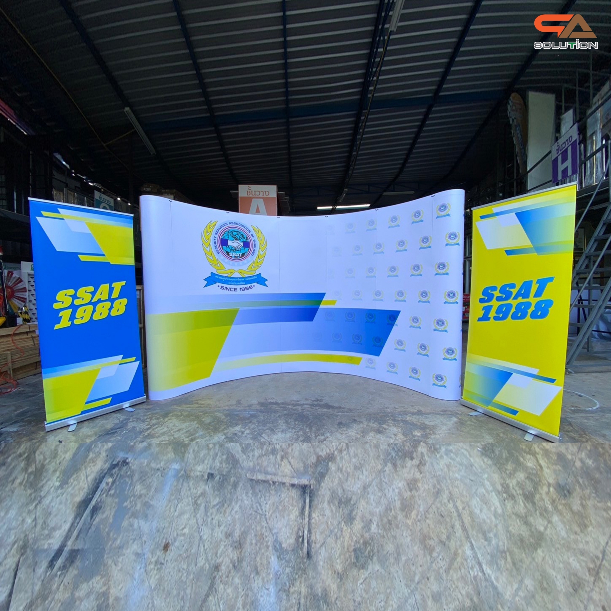 BACK DROP ฉากแบคดรอป รุ่นมน แบบโค้ง โครงอะลูมิเนียม ถอดประกอบได้ พร้อมงานพิมพ์+โคมไฟ พร้อมกระเป๋าล้อลาก 1 ใบ