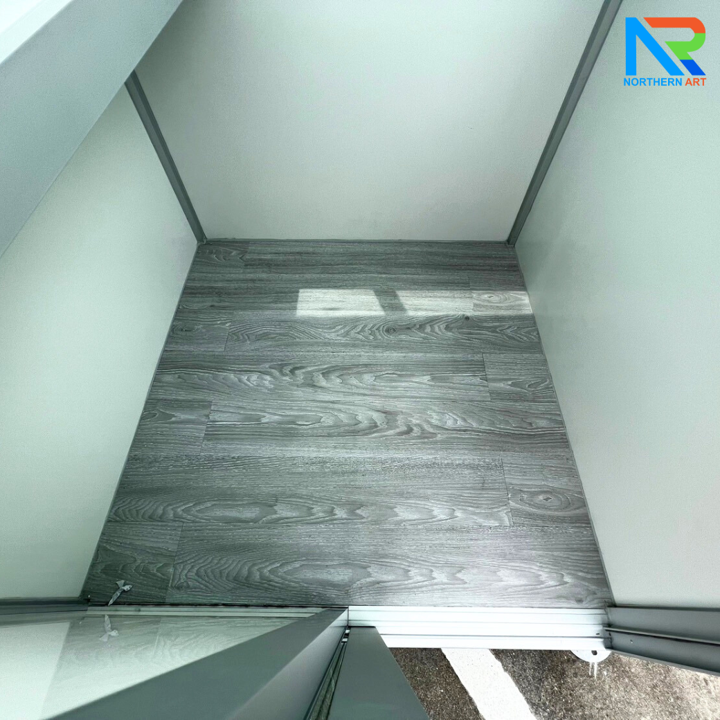 ป้อมยามสำเร็จรูป รุ่น ISOWALL ขนาด 1.20x1.20 ม.โครงสร้างเหล็ก ผนังISOWALL หนา 50 มม.กรอบประตู-หน้าต่าง อะลูมิเนียมสีเงิน