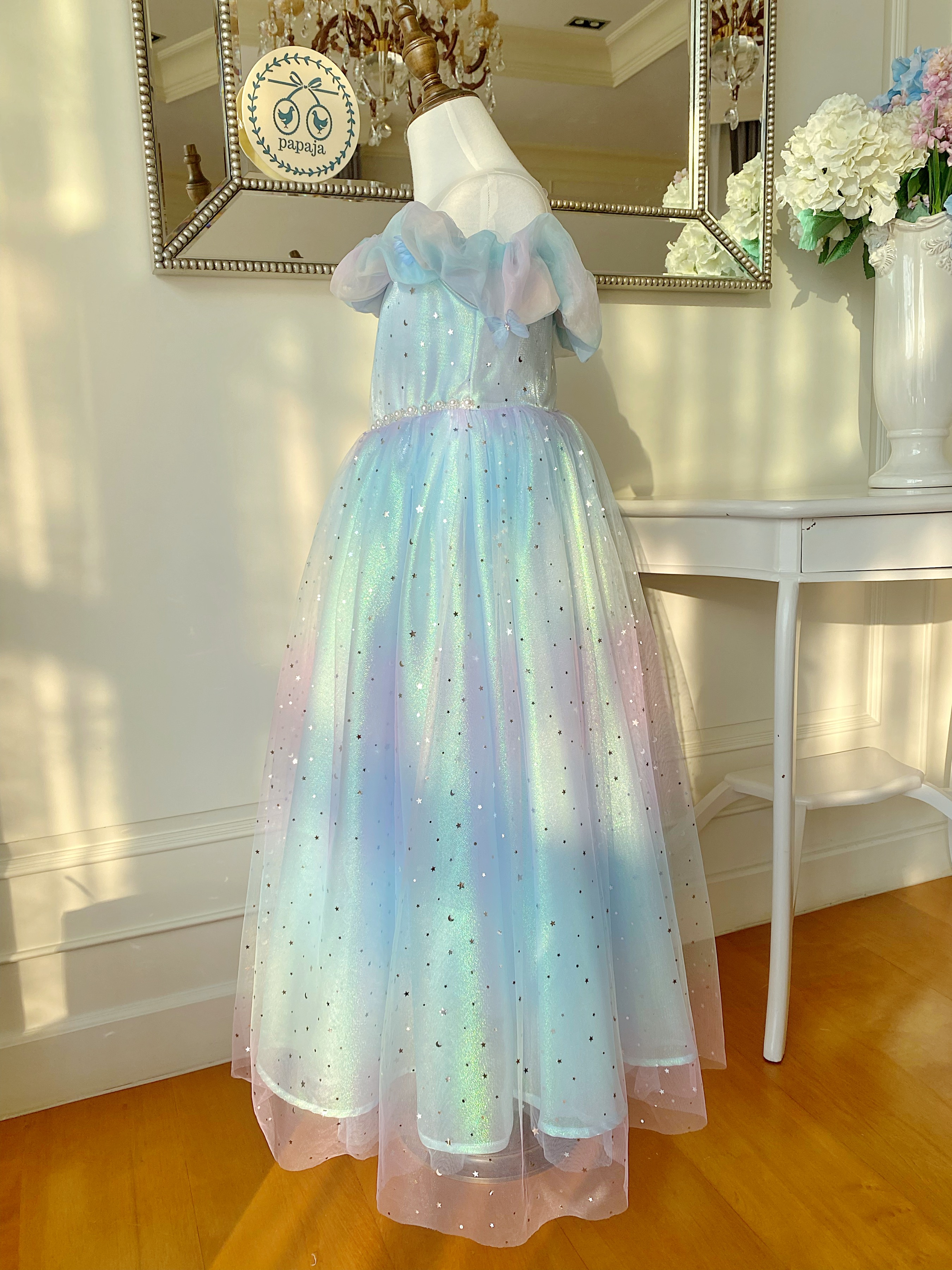 เดรสออกงานราตรียาวแขนกุด สีเรนโบว์พาสเทล ดีเทลไข่มุกที่รอบเอว