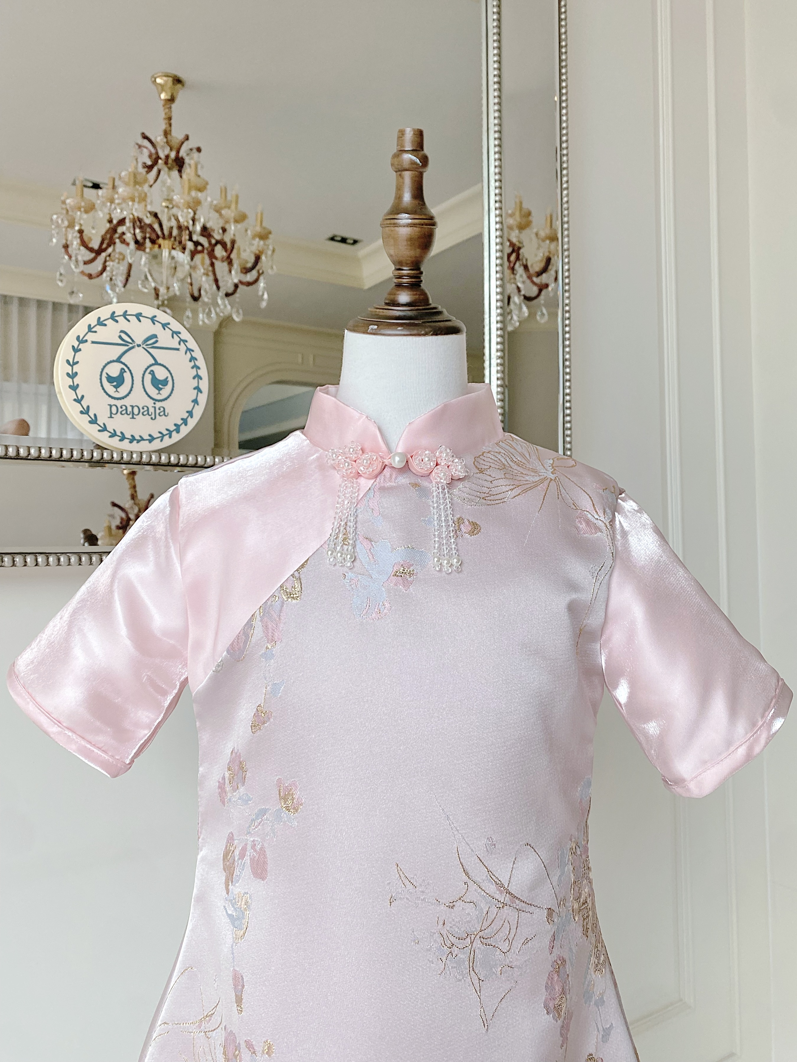 เดรสกี่เพ้าสีชมพูตุ่นแขนสั้น ผ้าแพรปักลายผีเสื้อดอกไม้สีโทนพาสเทลสวยหวานลงตัว ดีเทลกระดุมจีนประดับคริสตัลสวยมาก