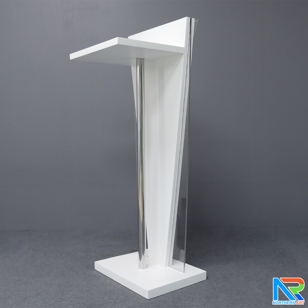โพเดียมไม้สีขาว ทรงสามเหลี่ยม ขนาด (W) 45 x (L) 35 x (H) 120 cm. ด้านข้างอะคริลิคใส หนา 8 มม. ด้านหน้าอะคริลิคใส ติดหมุด สำหรับติดโลโก้