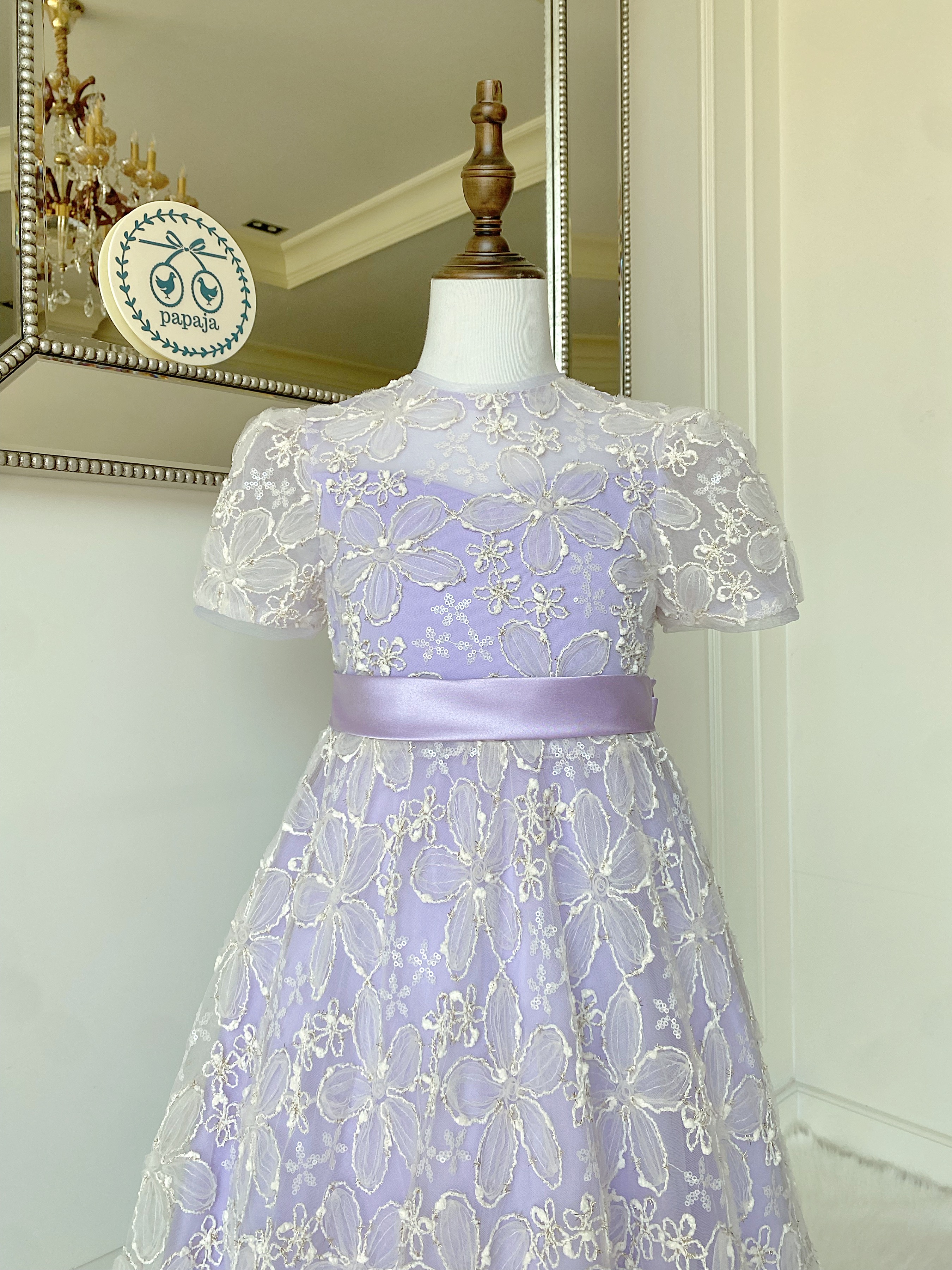 เดรสออกงานราตรียาวแขนตุ๊กตา (งานไฮพรีเมี่ยม) ผ้าลูกไม้ฉลุโทนสีม่วง ลุคผู้ดี สวยคลาสสิค