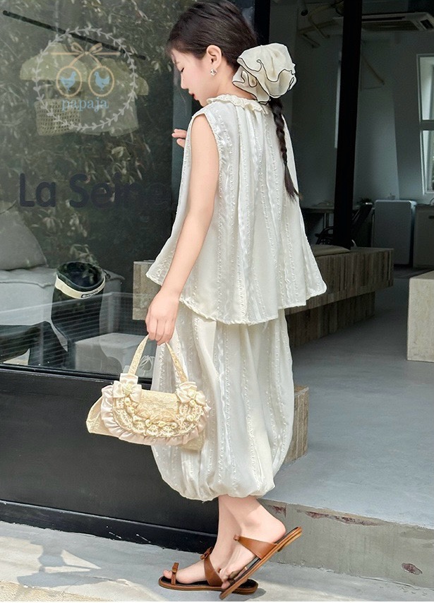 เซตเสื้อแขนกุดสีขาวครีมพร้อมกางเกงทรงฮาเล็ม