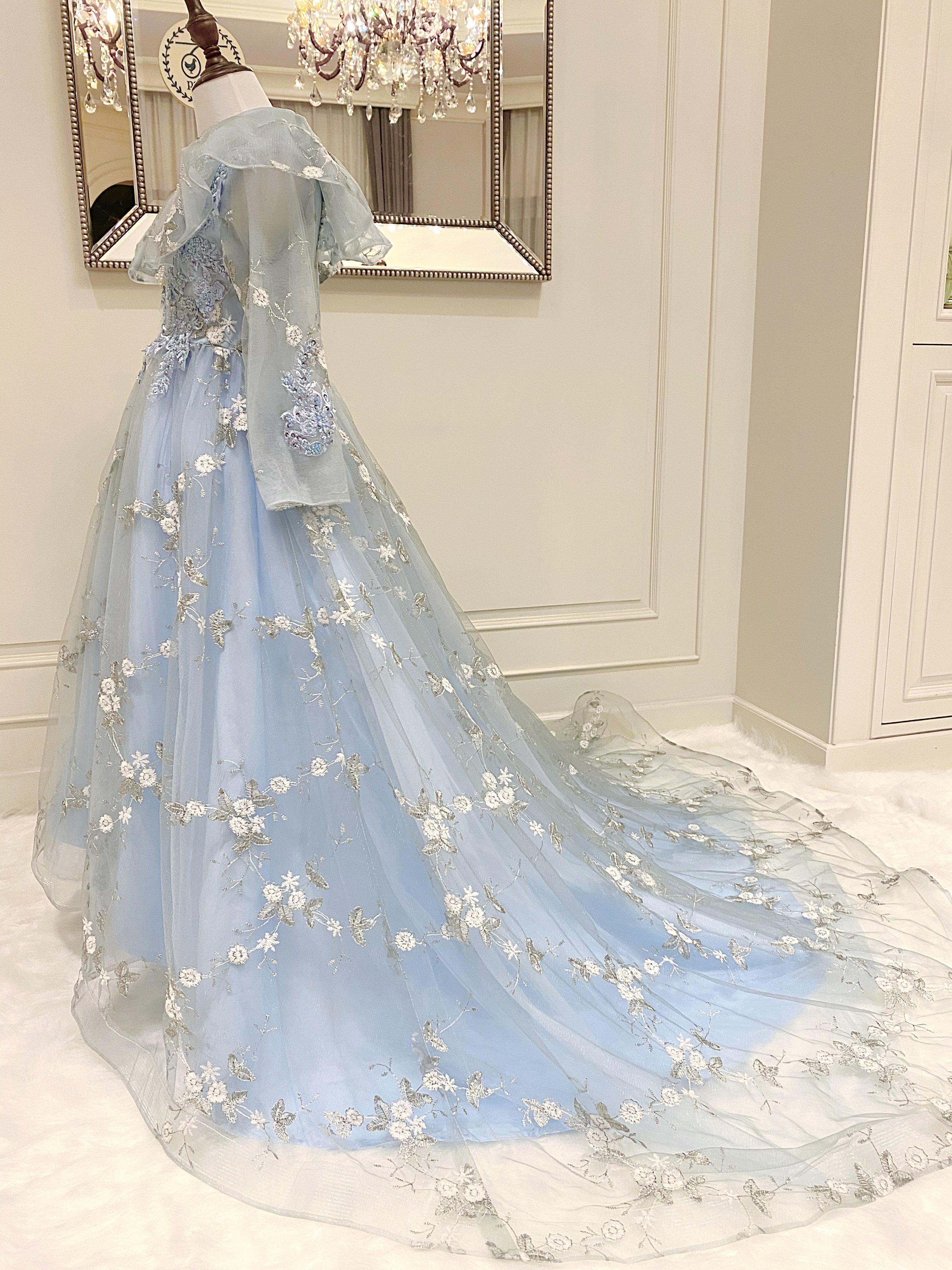 เดรสออกงานราตรียาวแขนยาว ผ้าลูกไม้สีฟ้าทอลายนูน ดีเทลคอปกเชิ้ตหรูหรา