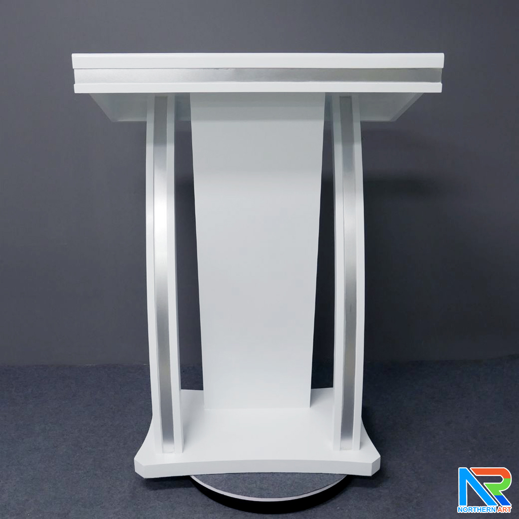 โพเดียมไม้ ยืนคู่ สีขาว ขนาด (W)90 x (L)50 x (H)120 cm. ตกแต่งแถบลามิเนตสีเงินเงาTOPและเสาข้าง