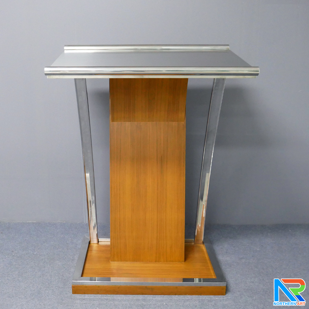 โพเดียมไม้ยืนคู่ Top หุ้มสแตนเลสยืนคู่ สีสัก ขนาด (W) 90x (L) 59 x (H) 120 cm. พร้อมตกแต่งเสาโค้งสแตนเลสเกรด304