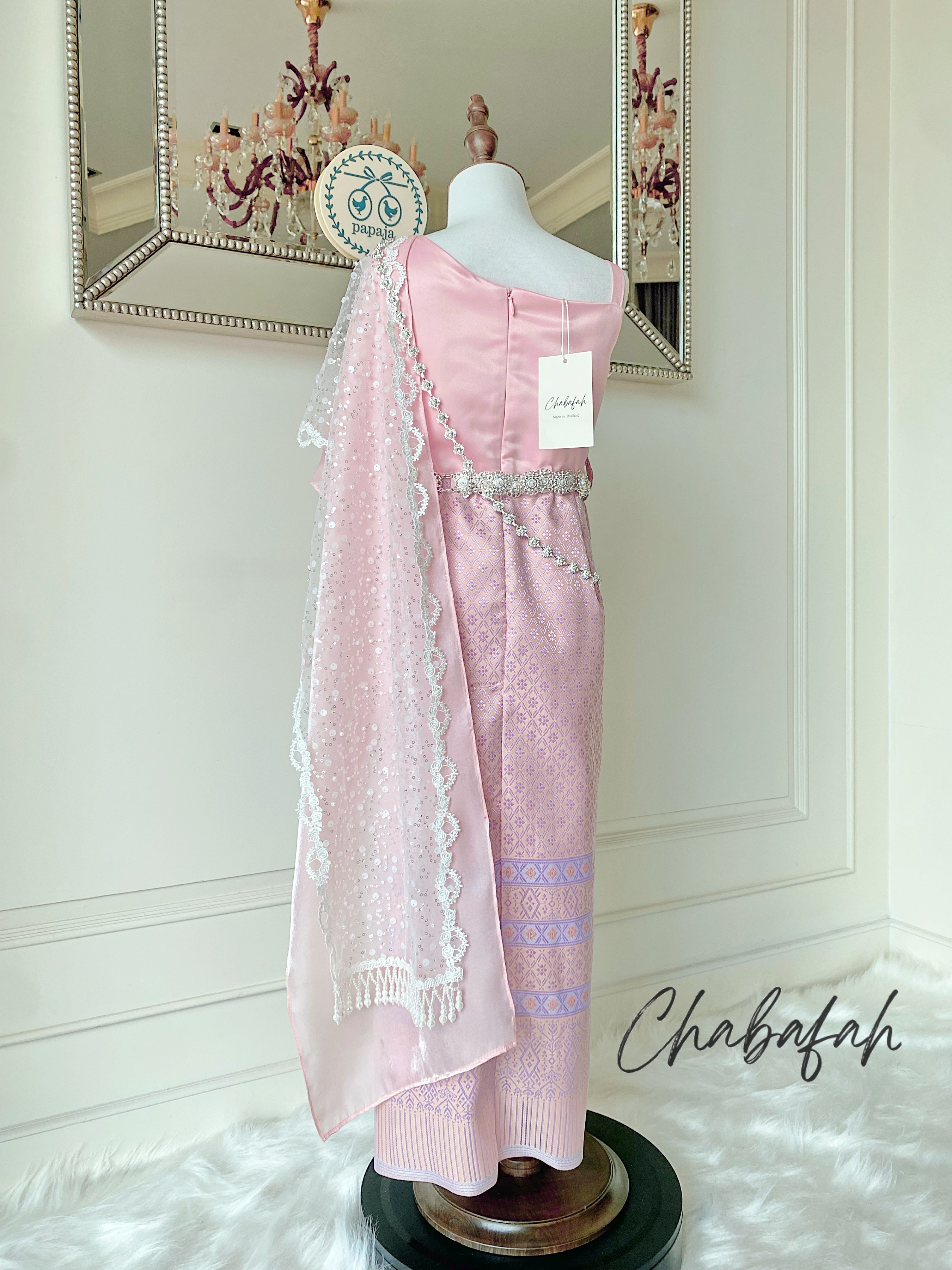 เดรสชุดไทยสไบเฉียง สีชมพูพาสเทล แบรนด์ Chabafah พร้อมเครื่องประดับ 3 ชิ้น