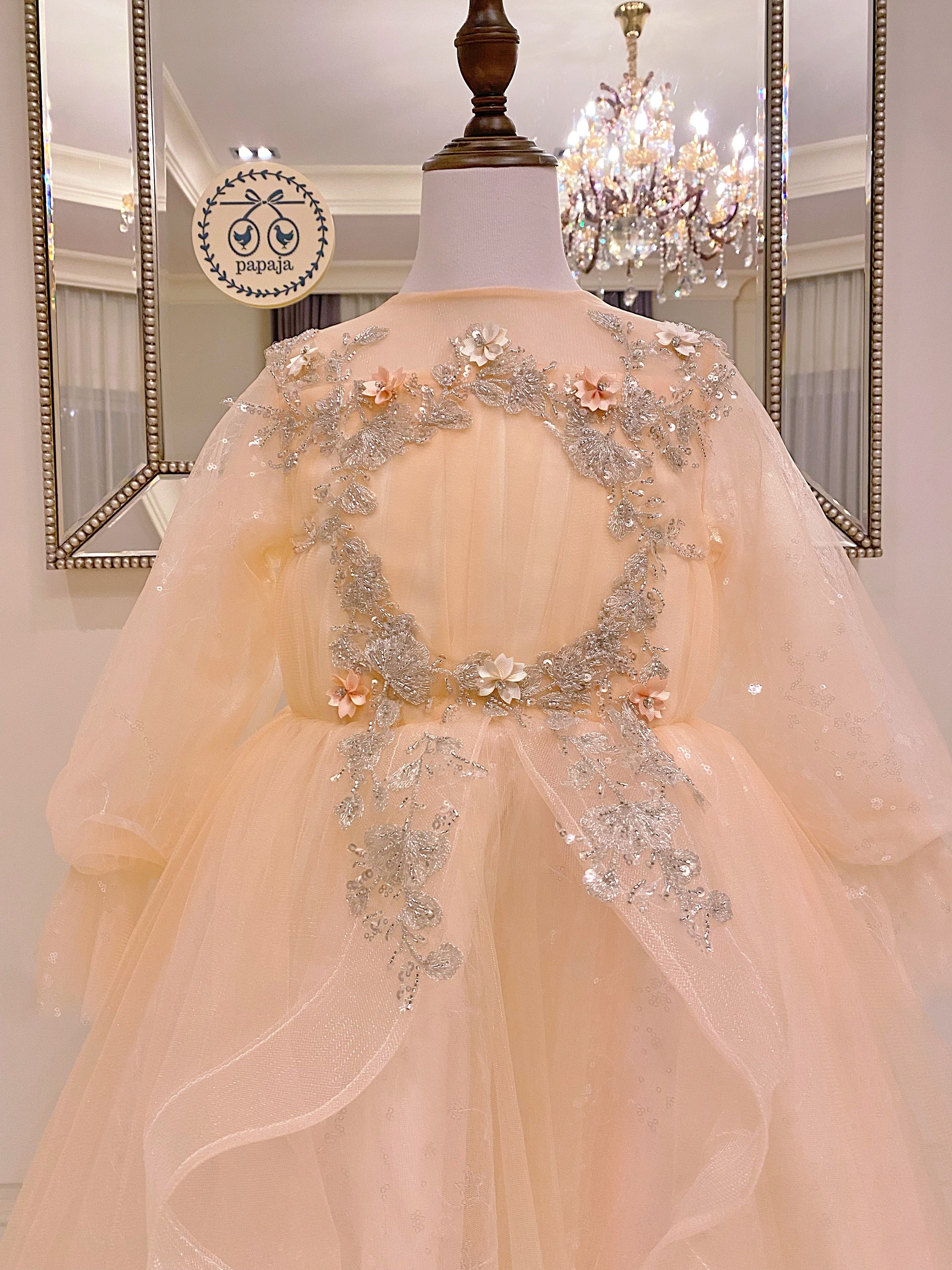 เดรสออกงานราตรียาวแขนยาวสีชมพูอมพีช ปักลายลูกไม้หวานละมุน