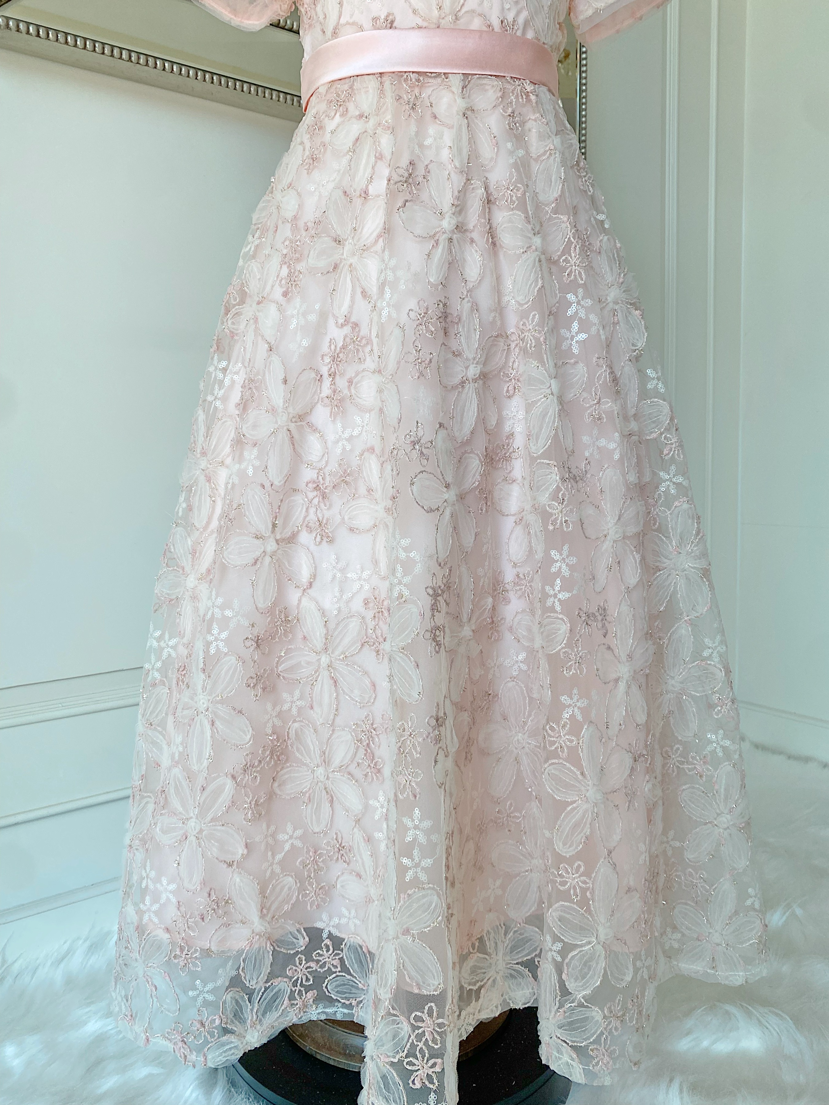 เดรสออกงานราตรียาวแขนตุ๊กตา (งานไฮพรีเมี่ยม) ผ้าลูกไม้ฉลุโทนสีชมพูอ่อน ลุคผู้ดี สวยคลาสสิค