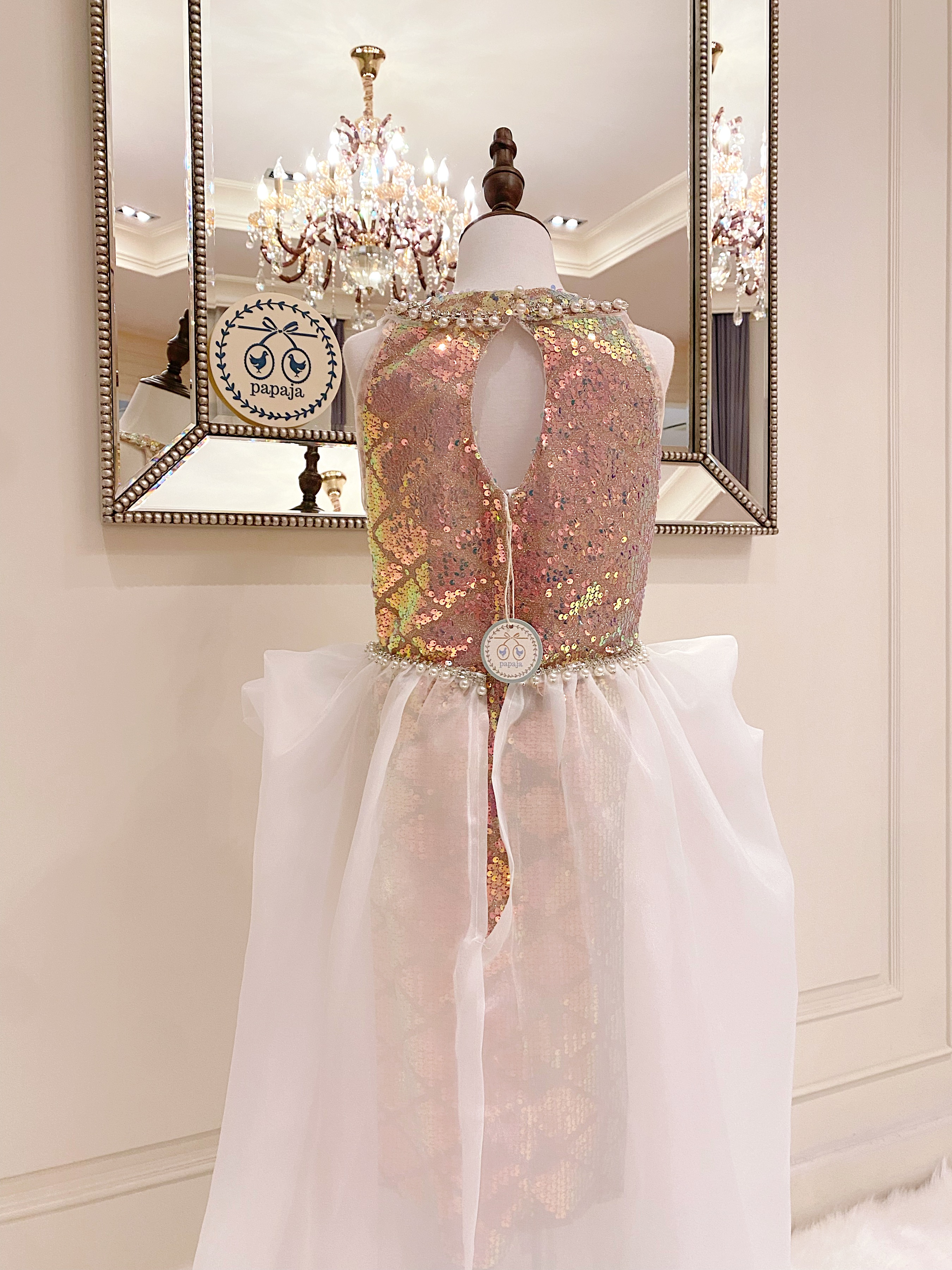 เดรสออกงานราตรีสั้นแขนกุดไหล่ล้ำปักเลื่อมเหลือบโทนชมพูนู้ดผสมพิ้งค์โกลด์สีสวยมาก