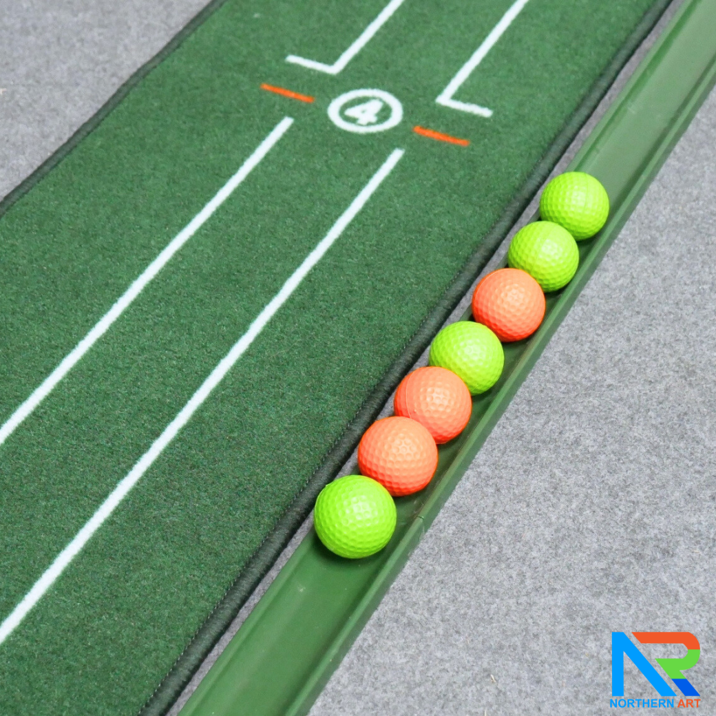 เกมส์กอล์ฟ ขนาด (W)30 x (L)284 x (H)10 cm. พร้อมไม้พัตเตอร์ปรับระดับได้ 1 อัน และลูกกอล์ฟโฟม 10 ลูก