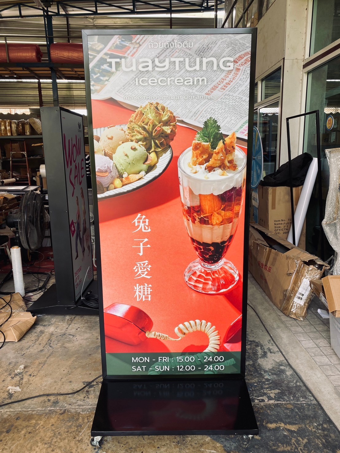 ตู้ไฟ LED ตั้งพื้น ฐาน SLOPE พร้อมล้อเลื่อน ขนาด 100x200 cm.พร้อมแผ่นอะคริลิค 2 แผ่น โชว์งานพิมพ์ 2 ด้าน เหมาะกับภายนอกอาคาร