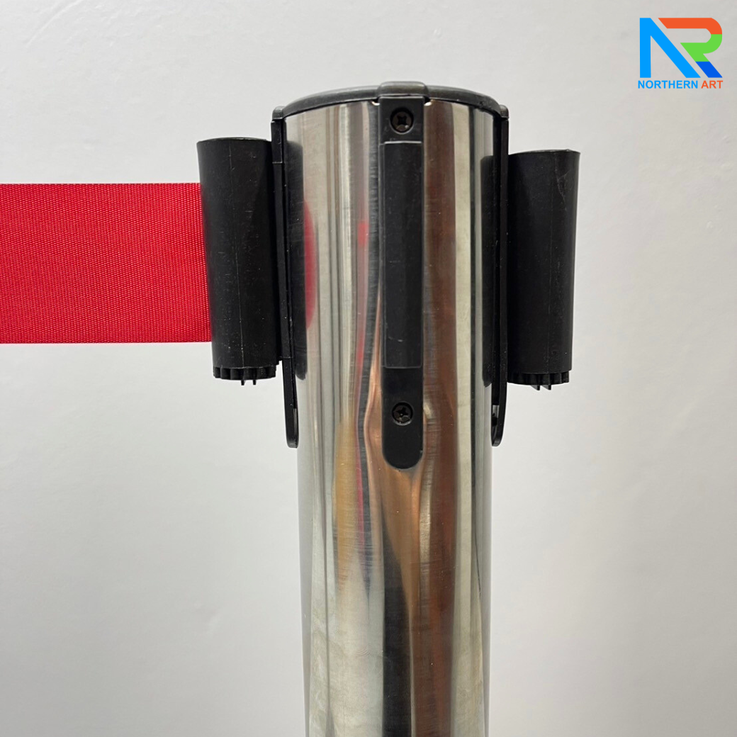 เสากั้นบริเขต สแตนเลส พร้อมสายผ้าดึงกลับอัตโนมัติ สีแดง ( ราคาต่อเสา )