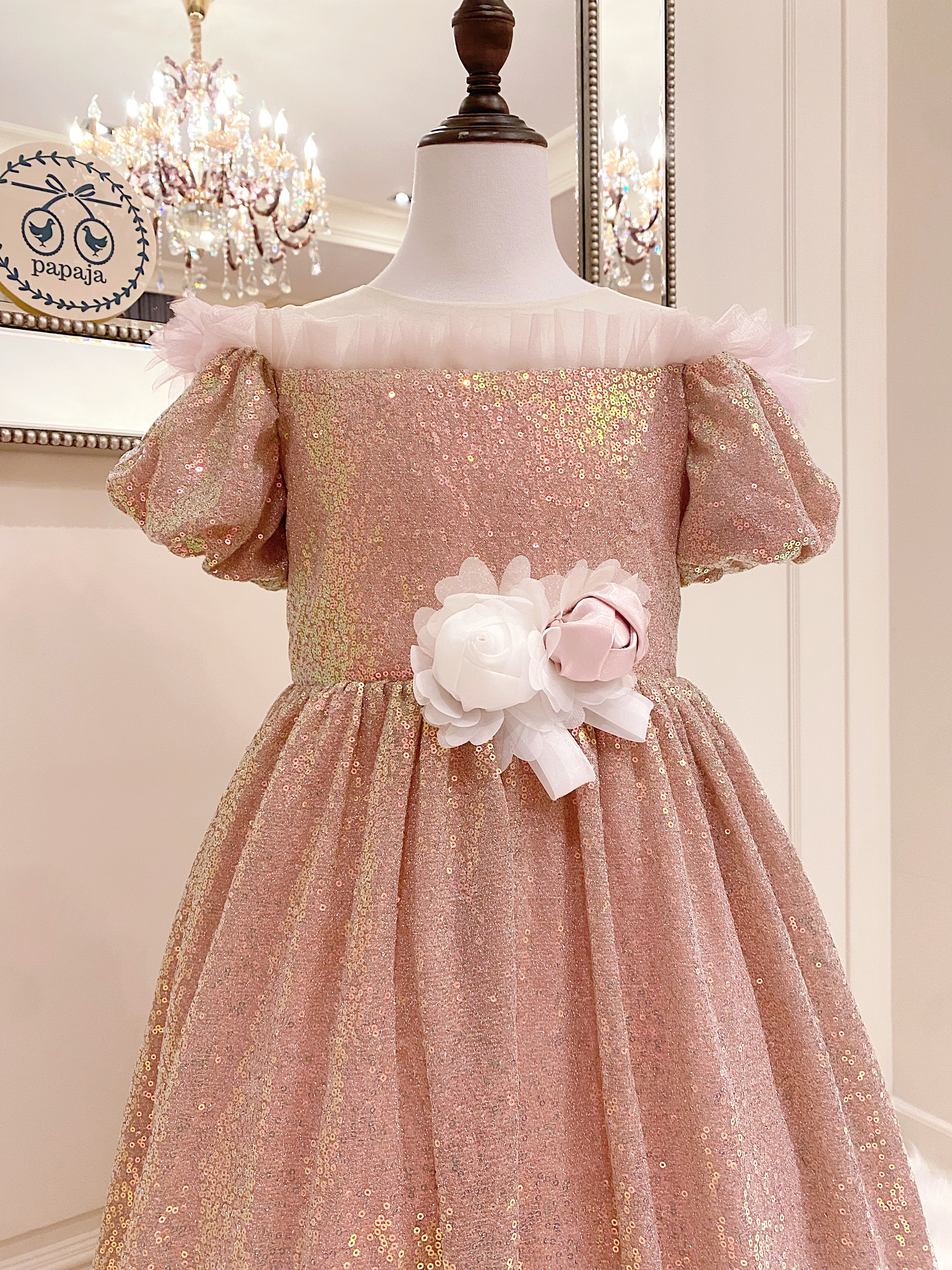 เดรสออกงานราตรียาวแขนตุ๊กตาสีชมพูเมทาลิค ผ้าเลื่อมวิ้ง