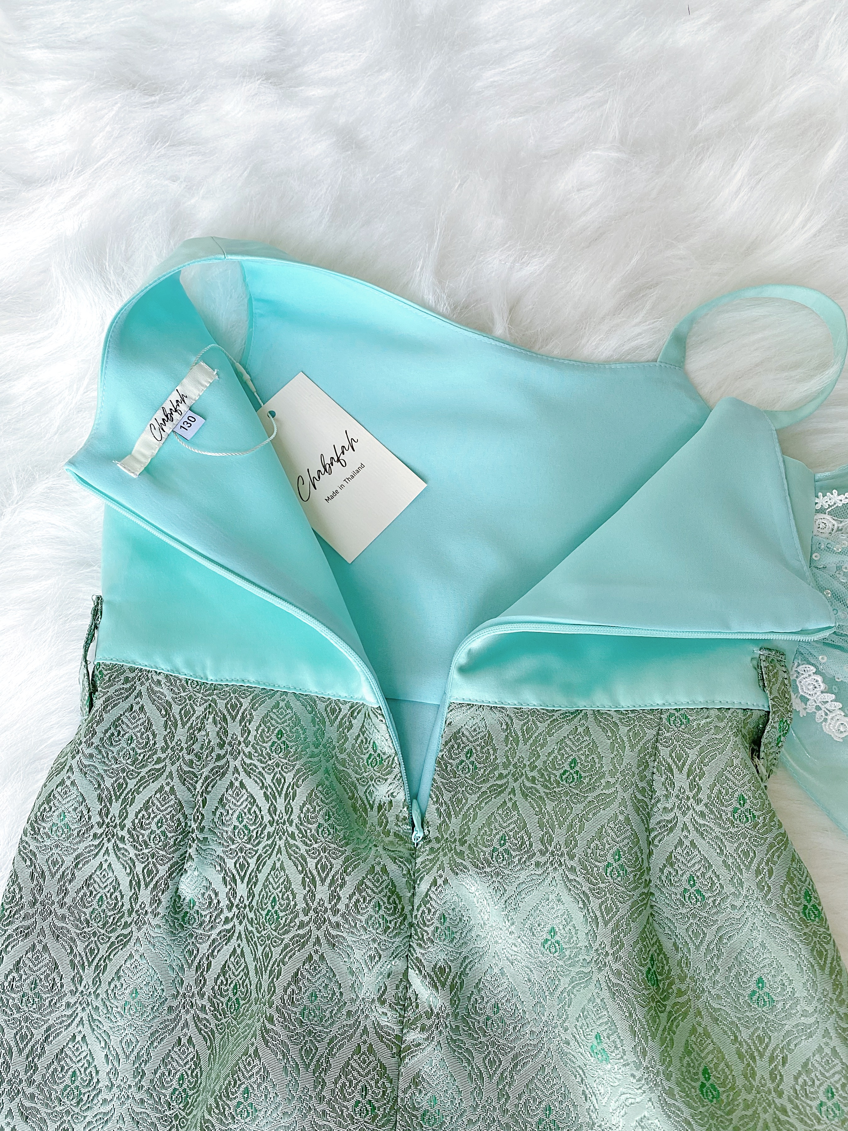 เดรสชุดไทยสไบเฉียง สีเขียวมิ้นท์ แบรนด์ Chabafah พร้อมเครื่องประดับ 3 ชิ้น