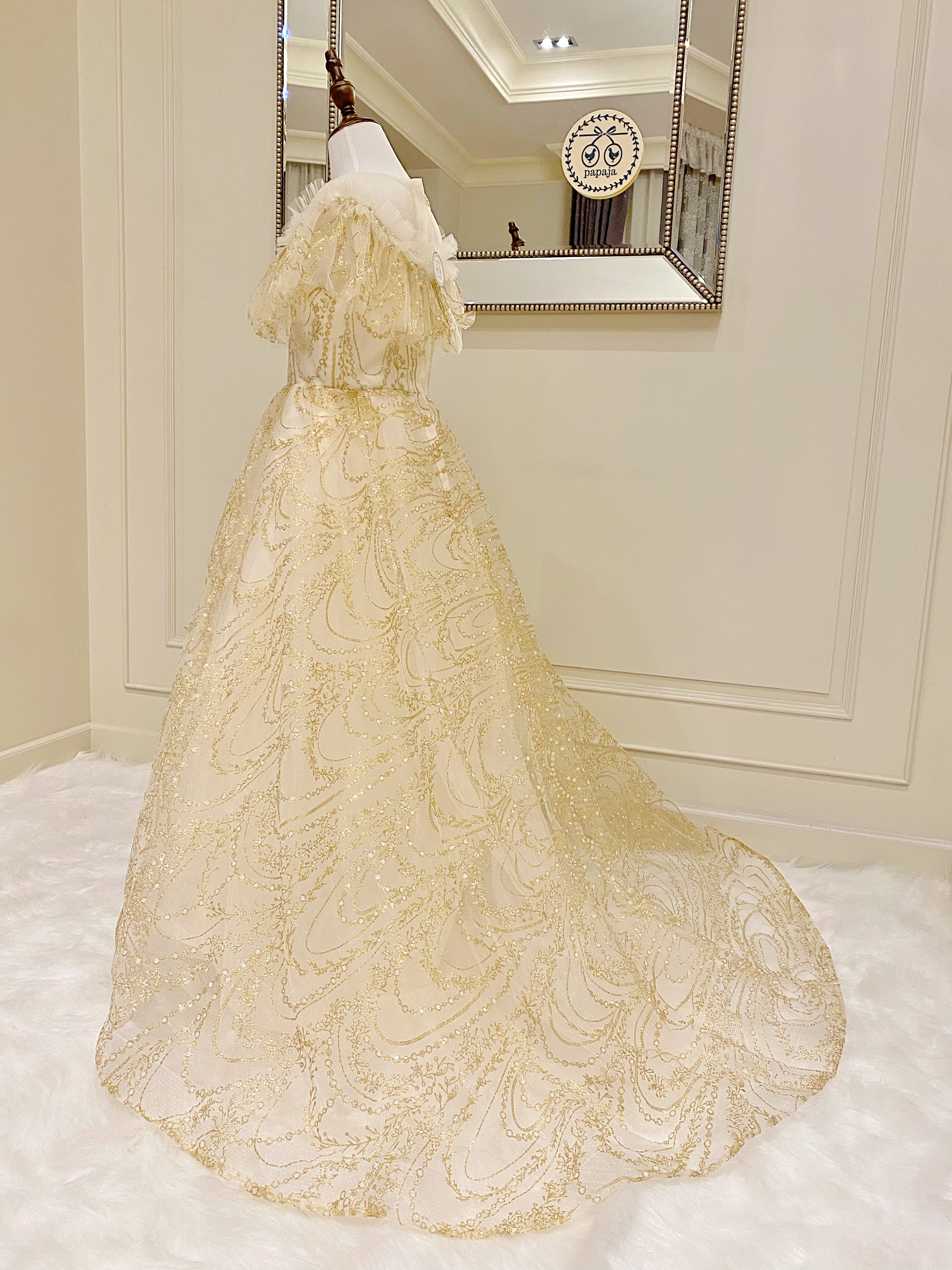 เดรสออกงานราตรียาวแขนเกาะไหล่ปักเลื่อมสีทองอร่าม ชายกระโปรงหางยาวอลังการมาก