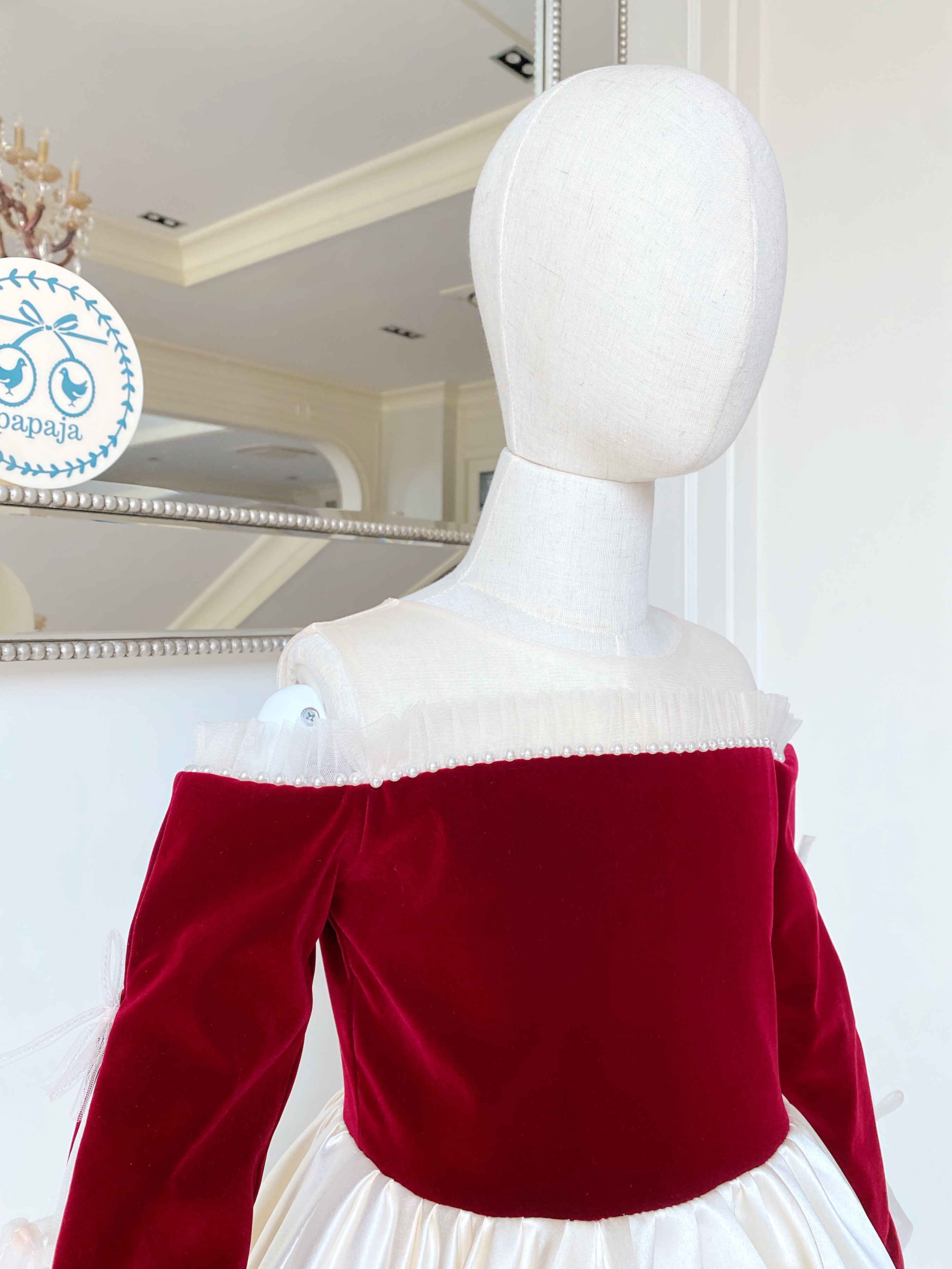 เดรสราตรีสั้นสีแดงตัดสีขาวครีมแขนยาวเปิดไหล่ ดีเทลปักไข่มุกรอบไหล่