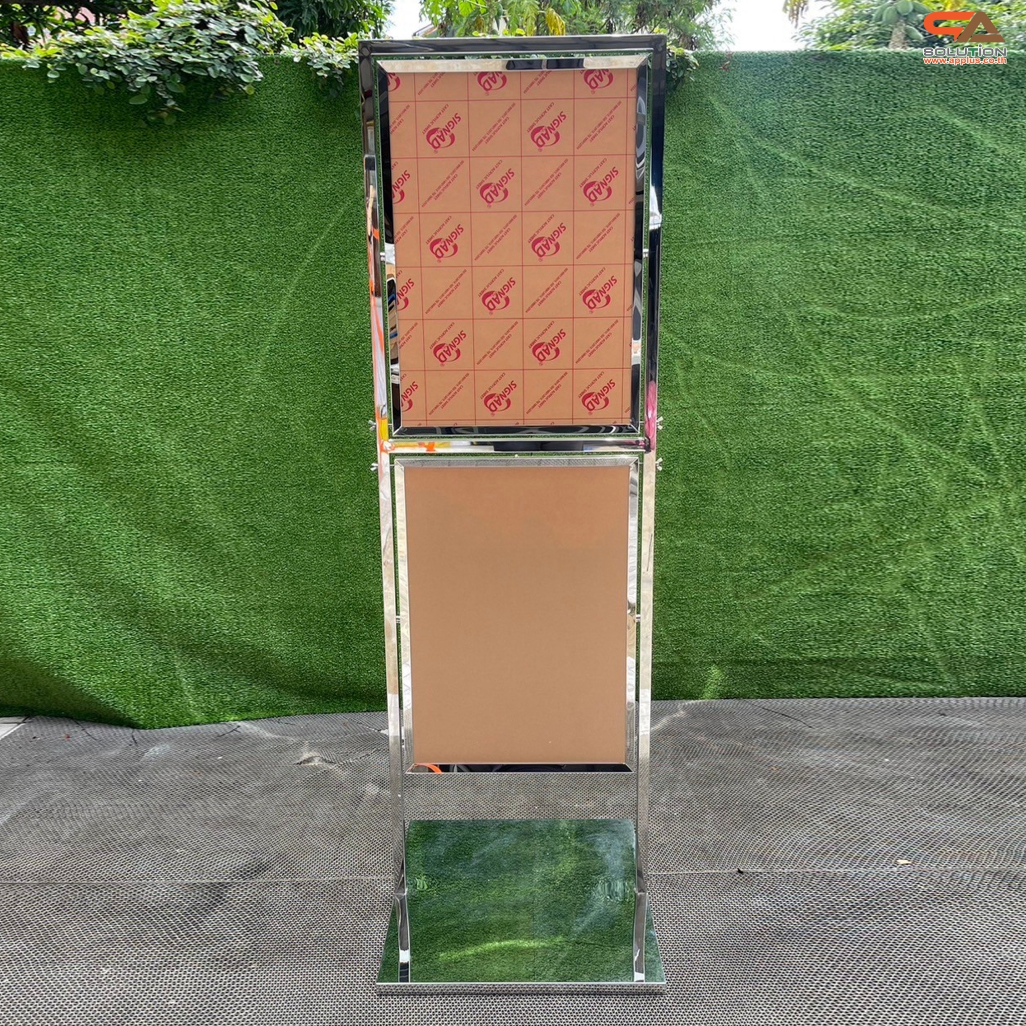 โปสเตอร์สแตนด์ สแตนเลส รุ่น 2 เฟรม หมุนได้ 360 องศา ขนาด 50×70 ซม สแตนเลสเกรด 304 ไม่เป็นสนิม โชว์งานพิมพ์ 2 ด้าน สอดงานพิมพ์ด้านบน