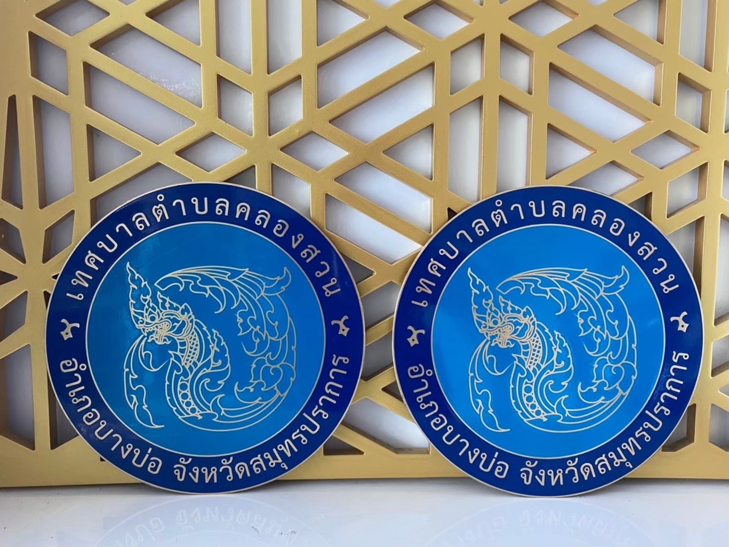 โลโก้โพเดียม โลโก้หน่วยงาน ขนาด 20-25 ซม. วัสดุสแตนเลสหนา 0.8 mm. พิมพ์ UV PRINT สั่งผลิตตามแบบ