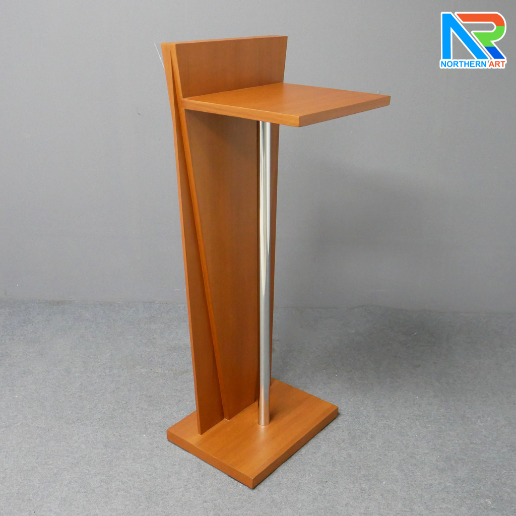 โพเดียมลายไม้สีสัก ทรงสามเหลี่ยม ขนาด (W) 45 x (L) 35 x (H) 120 cm. ด้านหน้าอะคริลิคใส ติดหมุด สำหรับติดโลโก้