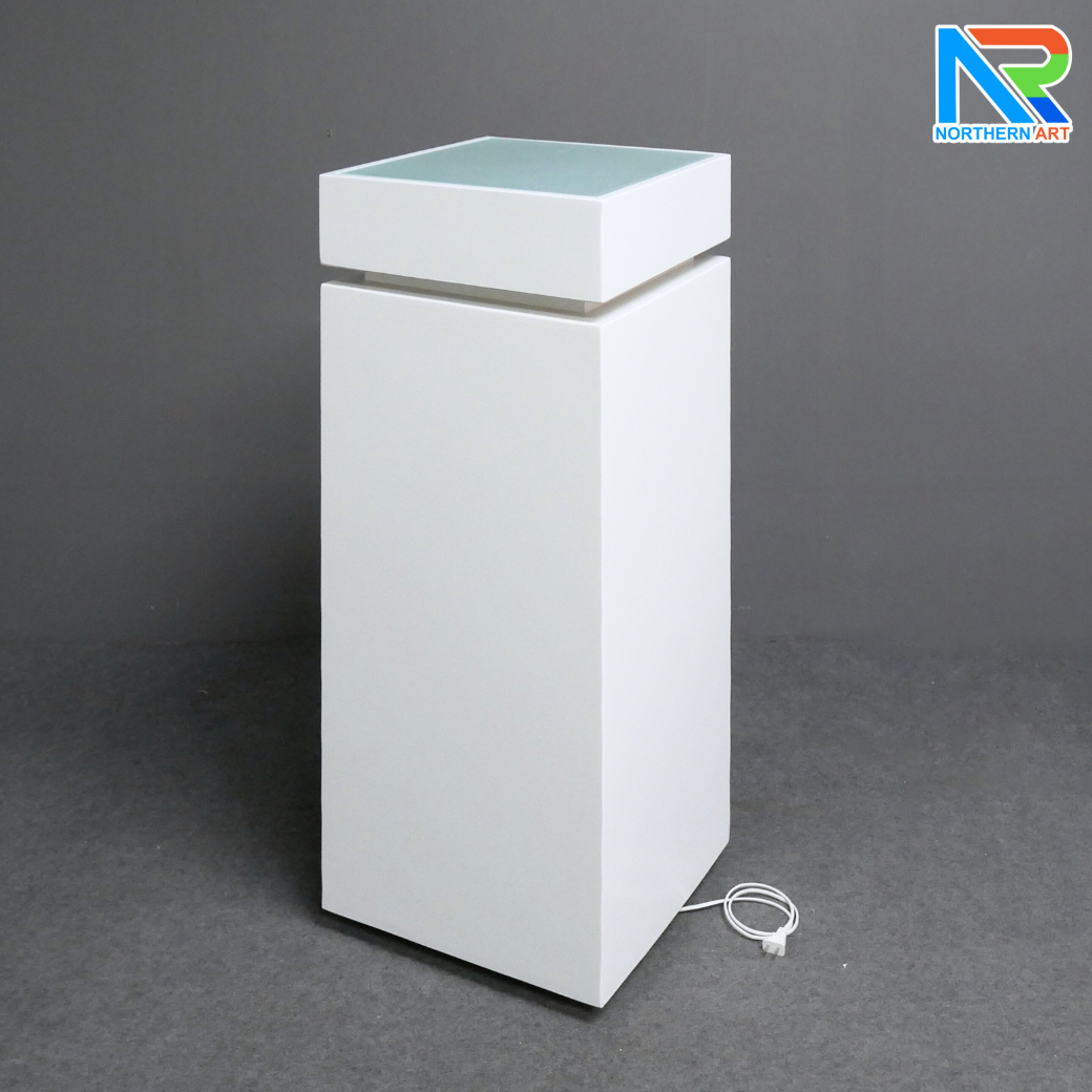 แท่นโชว์สินค้า สีขาว พร้อมไฟLED สีฟ้า ขนาด (W)40 x (L)40 x (H)100 cm. TOP กระจก