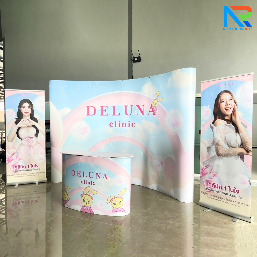 BACK DROP SET ชุดฉากแบคดรอป สำหรับจัดบูธ ประกอบด้วย แบคดรอป รุ่นมน แบบโค้ง + เคาน์เตอร์ออกบูธ + โรลอัพเกรดเอ