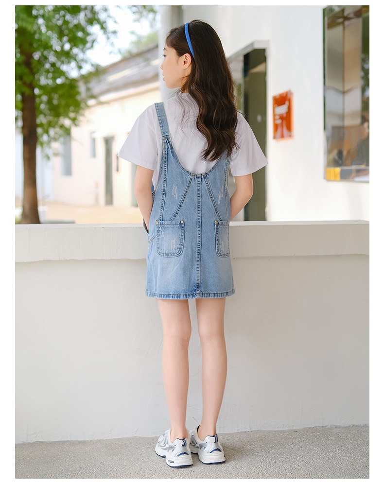 เซตเอี๊ยมยีนส์ทรงคลาสสิคพร้อมเสื้อยืดแขนสั้นสีขาว