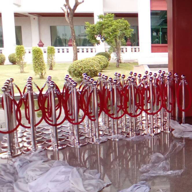 เช่าเสากั้นบริเขต สแตนเลสหัวกลมสีเงิน พร้อมสายผ้าคล้อง สีแดง ดำ น้ำเงิน ม่วง ชมพู ขาว ( ราคาต่อเสา )