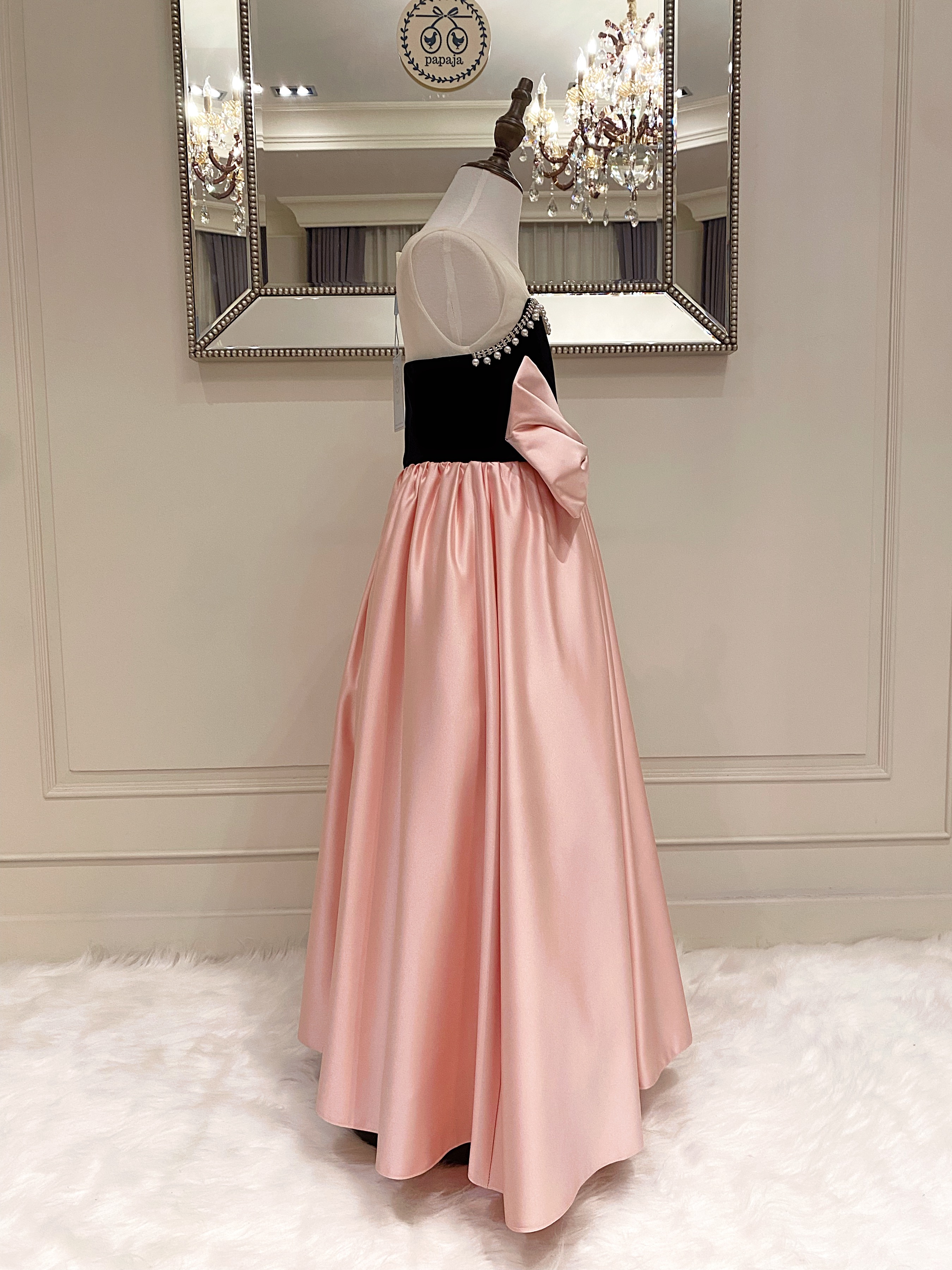 เดรสออกงานราตรียาวแขนกุดทูโทน สีดำตัดสีชมพูพาสเทล ดีเทลปักไข่มุกและเพชร