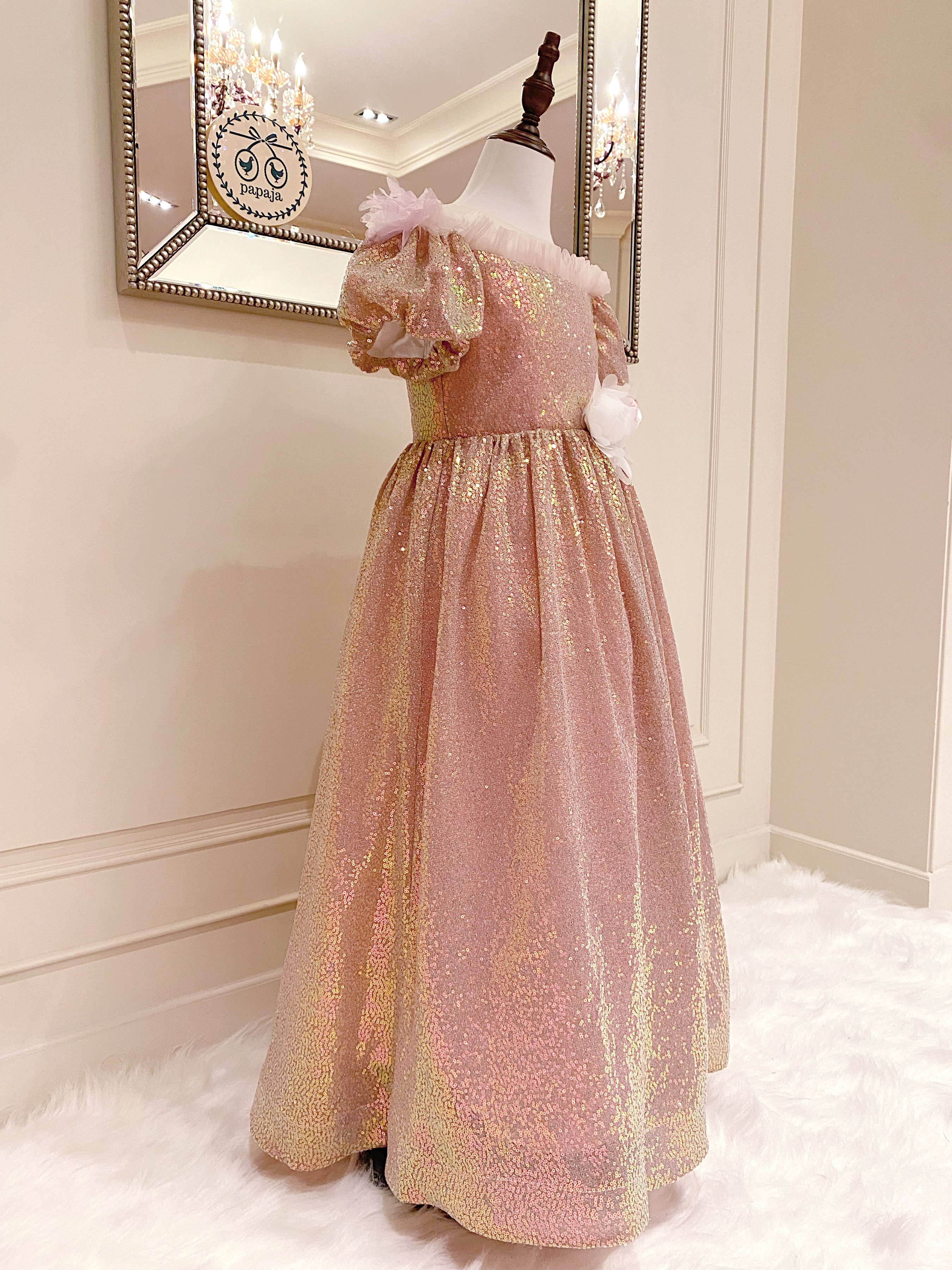 เดรสออกงานราตรียาวแขนตุ๊กตาสีชมพูเมทาลิค ผ้าเลื่อมวิ้ง