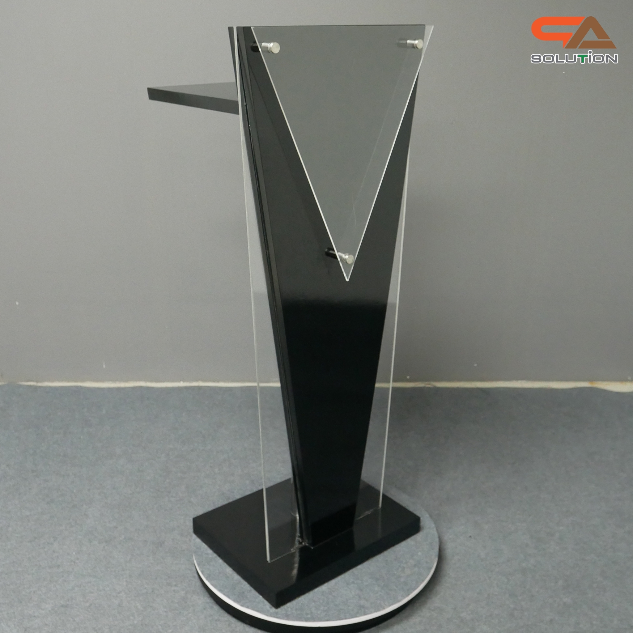 โพเดียมไม้สีดำ ทรงสามเหลี่ยม ขนาด (W) 45 x (L) 35 x (H) 120 cm. ด้านข้างอะคริลิคใส หนา 8 มม. ด้านหน้าอะคริลิคใส ติดหมุด สำหรับติดโลโก้