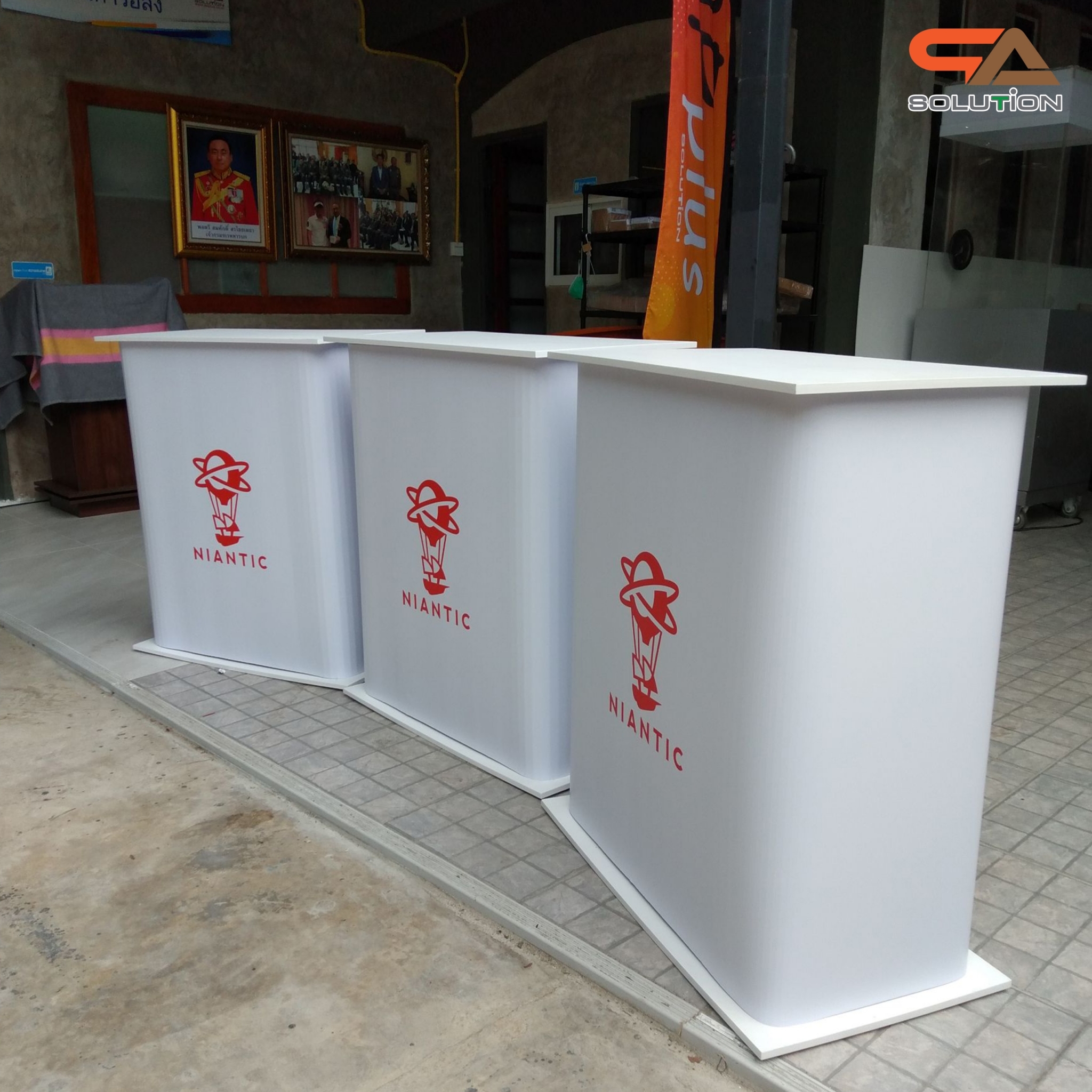 เคาน์เตอร์ออกบูธ ทรงเหลี่ยม ขนาด(W)80 X (D)40X (H)93.7 cm. ถอดประกอบได้ เคลื่อนย้ายสะดวก พร้อมกระเป๋า 1 ใบ