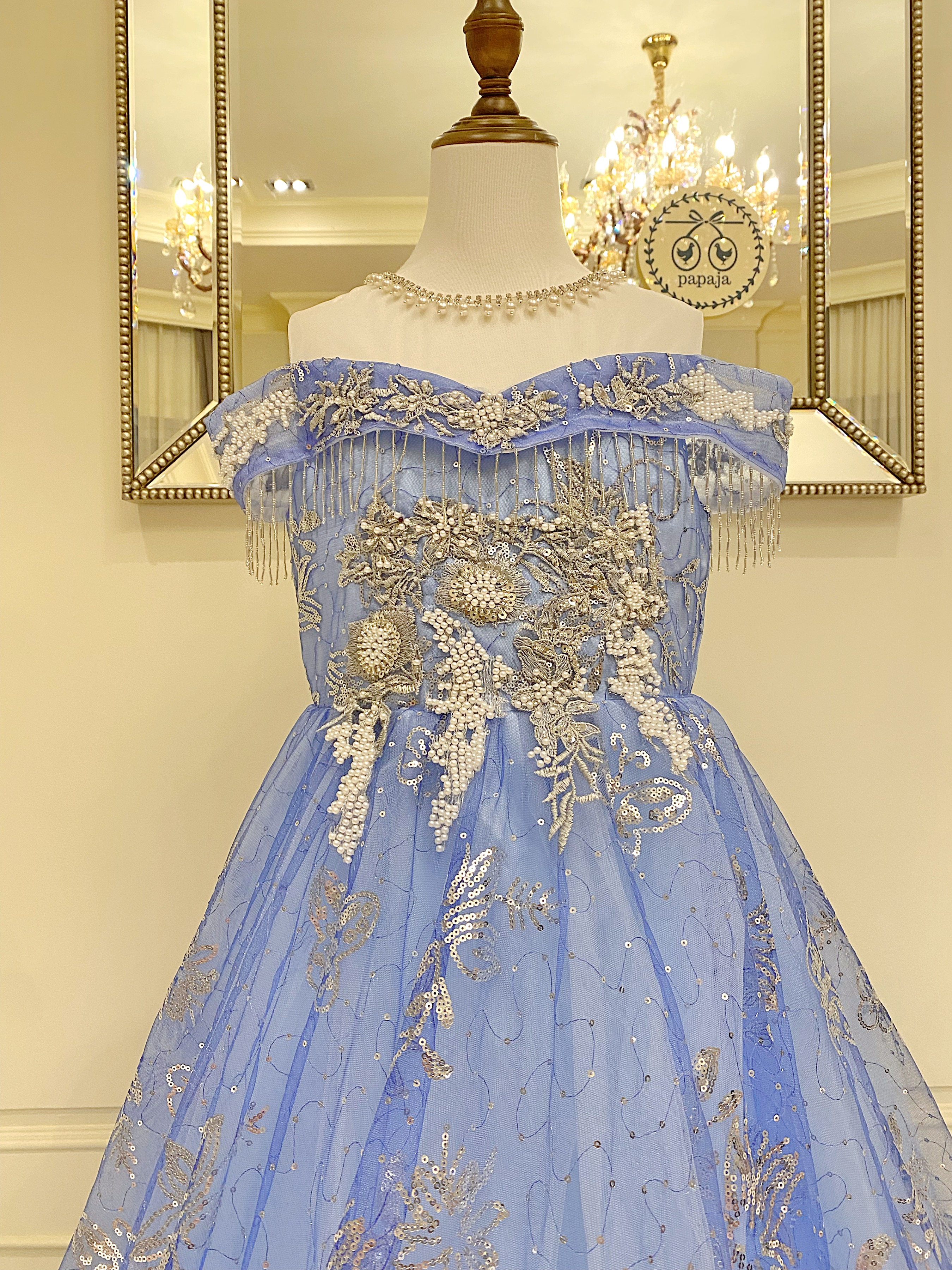 เดรสออกงานราตรียาวแขนเกาะไหล่สีฟ้าครามสีสวยมาก ชายประโปรงหางยาว ดีเทลปักเพชรด้านบนแน่นๆ หรูหราอลังการ