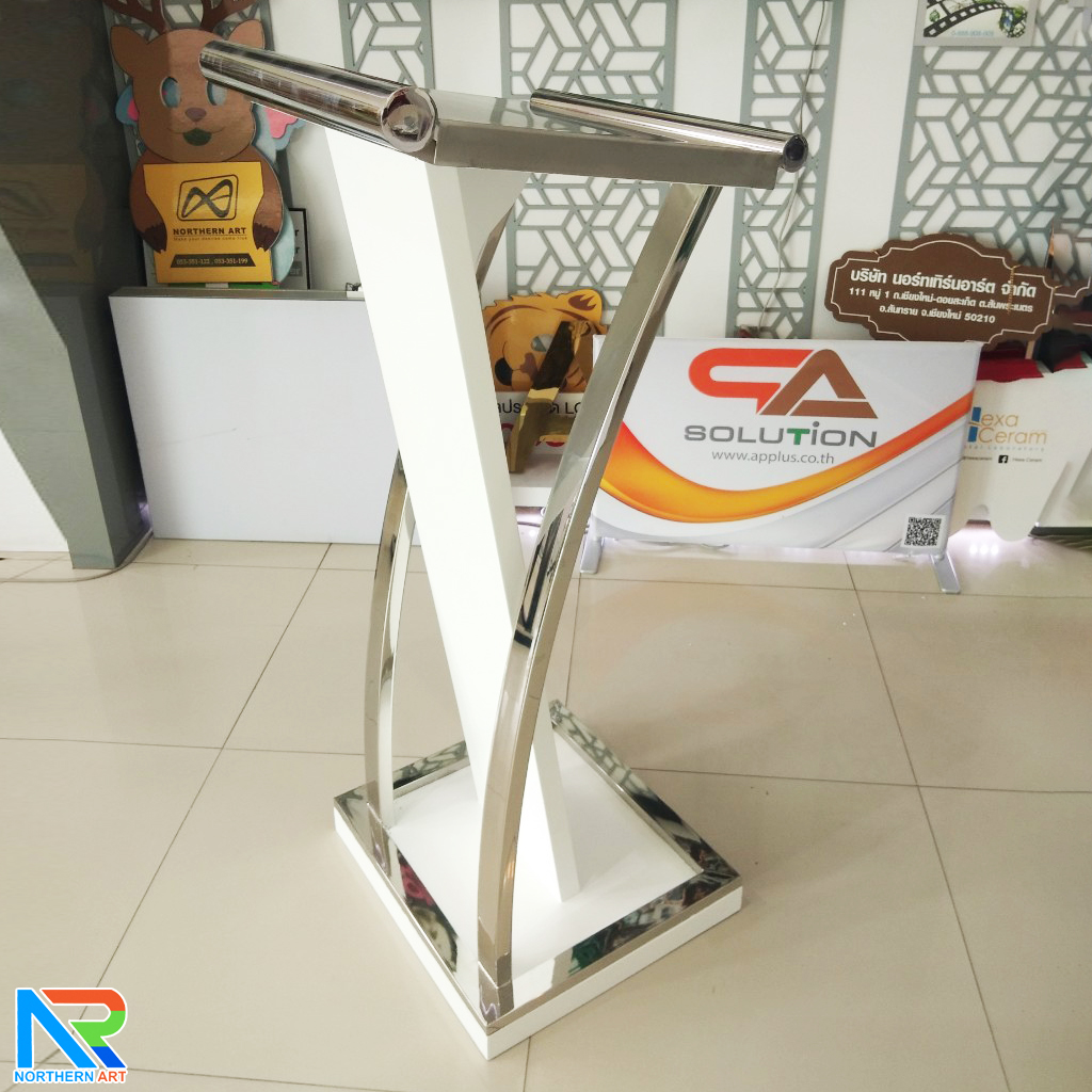 โพเดียมไม้จริง สีขาว PD-01 ขนาด (W) 48x (L) 51 (H) 120 cm Top หุ้มสแตนเลส เกรด 304 พร้อมตกแต่งเสาโค้งสแตนเลส