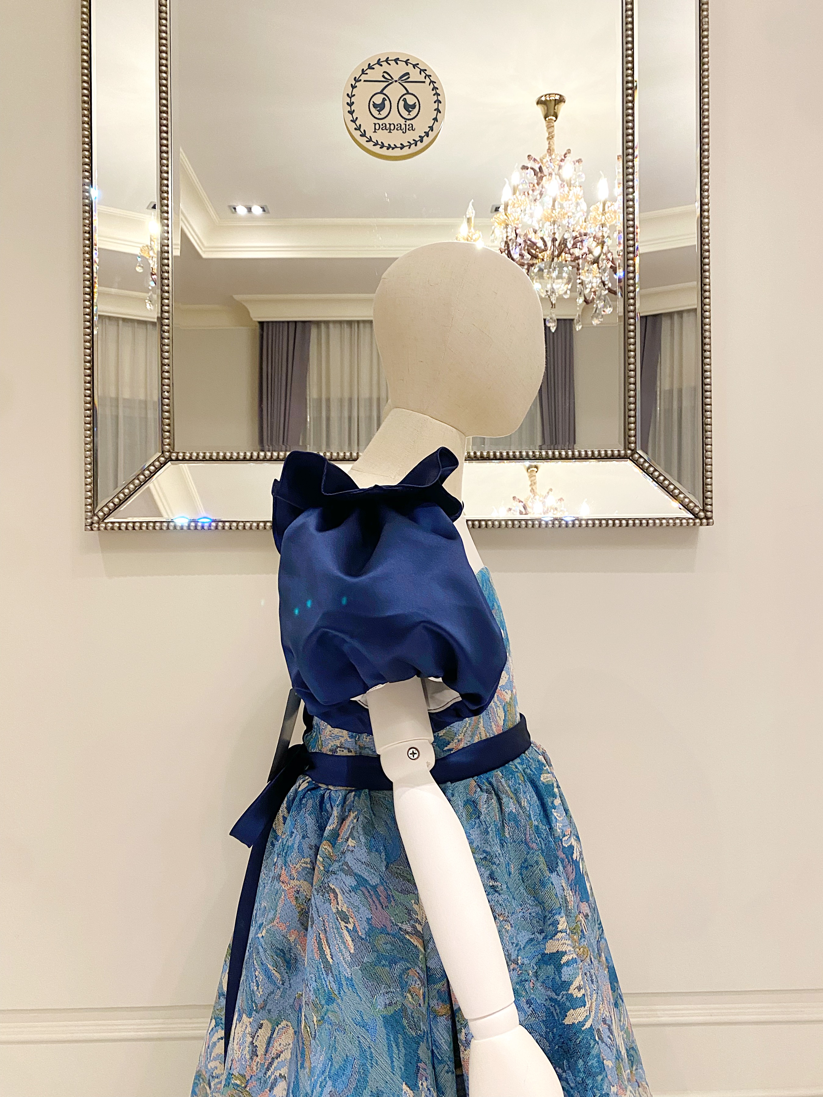 เดรสออกงานราตรียาวแขนตุ๊กตาโทนฟ้าน้ำเงิน ผ้า Jacguard ทอลายสวยสไตล์วินเทจ ใส่แล้วผู้ดี