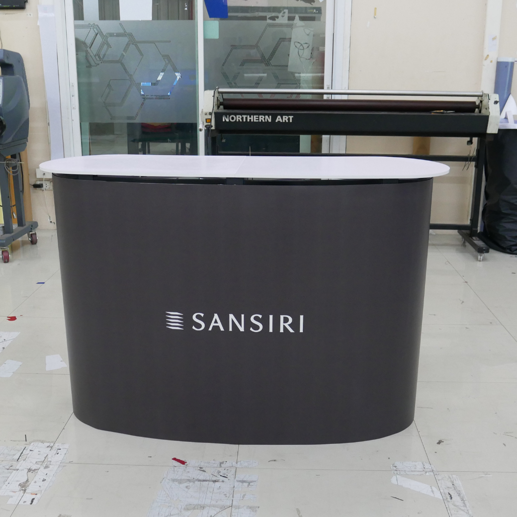 เคาน์เตอร์ออกบูธ รุ่นโค้ง TOPสีขาว มีชั้นวาง ขนาด (W)131 x (D)39 x (H) 87 cm.โครงอะลูมิเนียม พับเก็บได้ เคลื่อนย้ายสะดวก