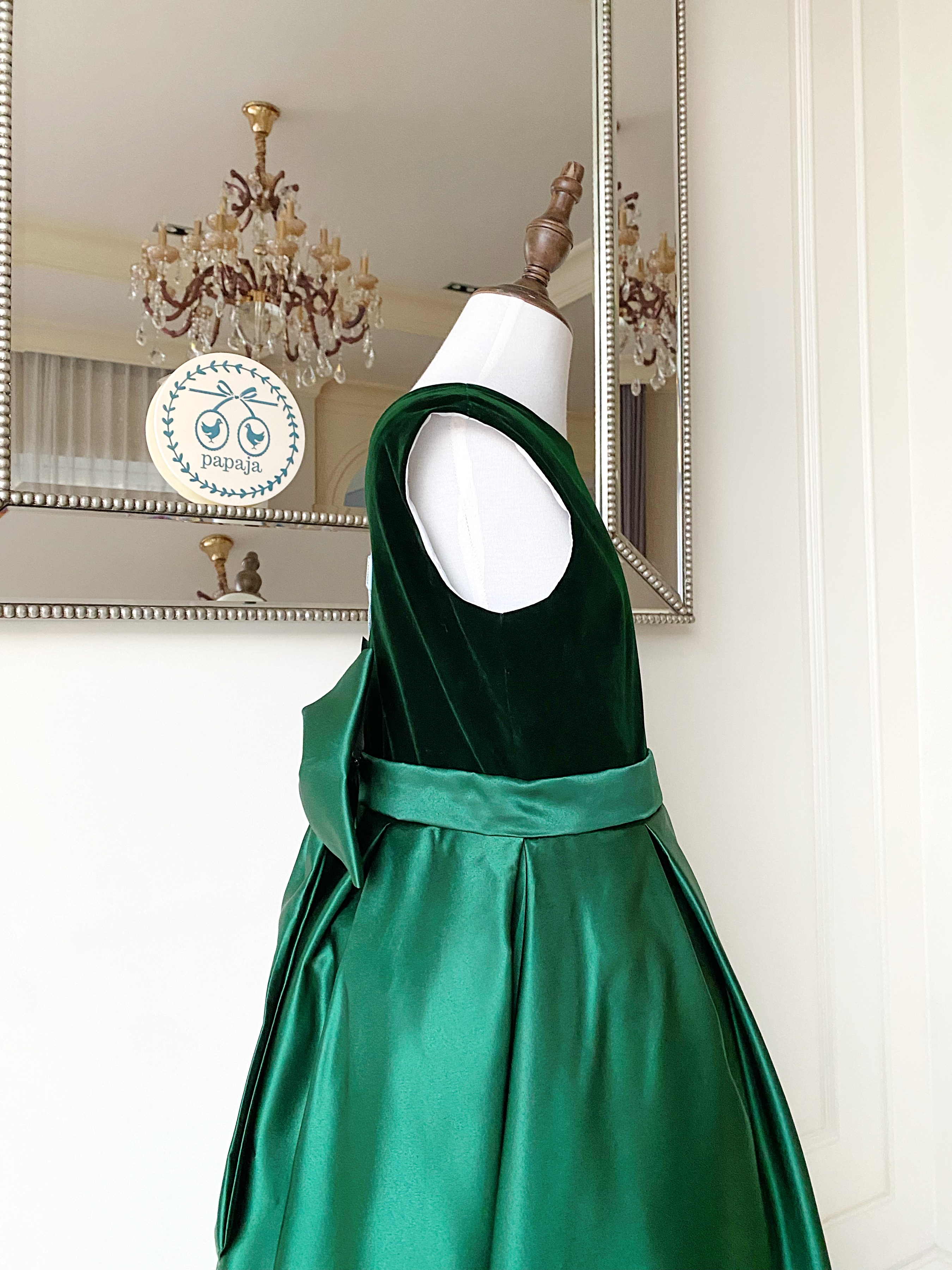 เดรสราตรียาวสีเขียวแขนกุด สีเขียวสวยผู้ดีมาก ดีเทลกำมะหยี่ตัดกับช่วงล่างผ้าซาติน ด้านหลังมีโบว์