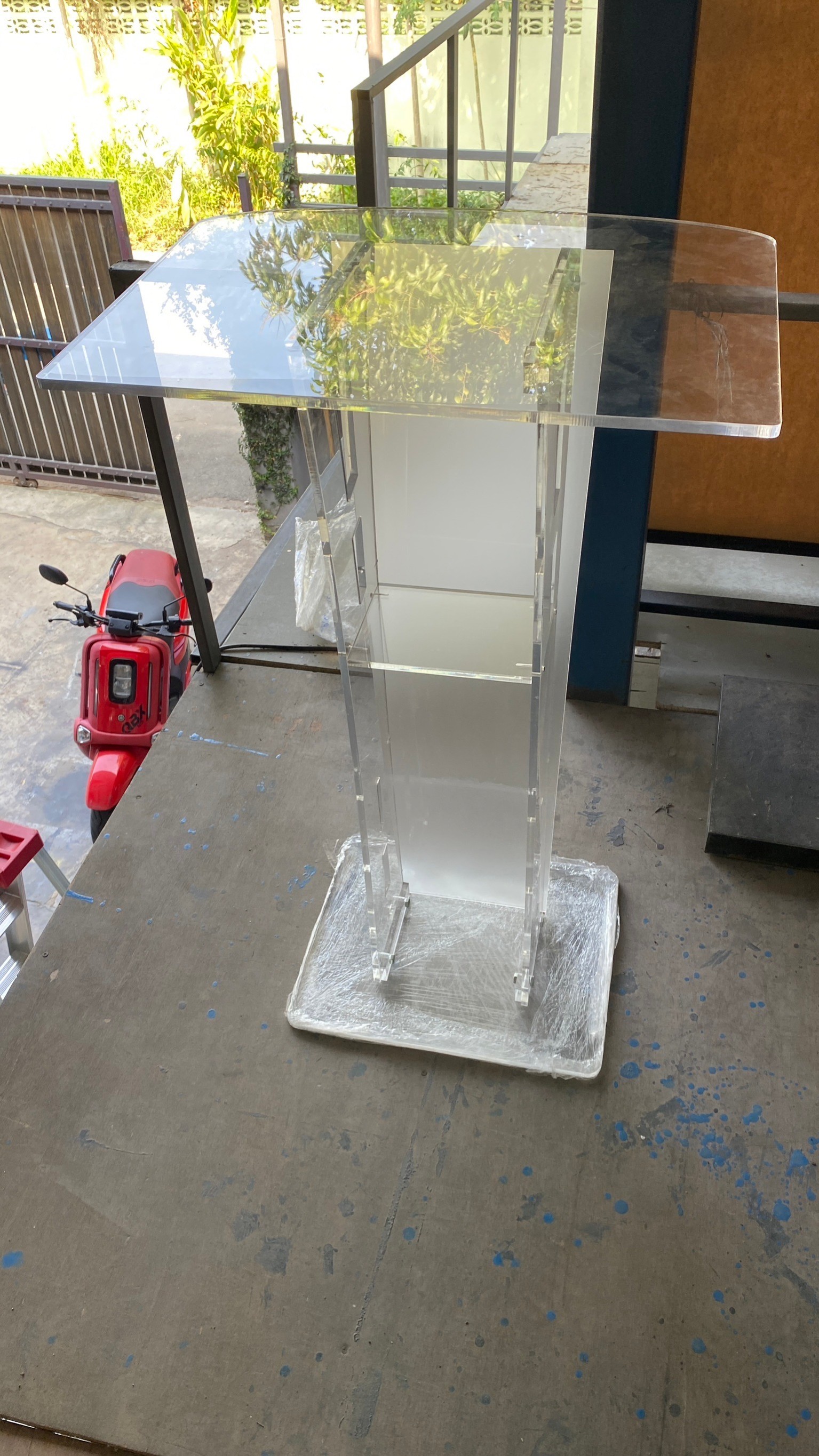 โพเดียมอะคริลิคใส รุ่น AC-11 ด้านหน้าอะคริลิคฝ้า TOP ตรง ขนาด (W)47 x (L)37 x (H)100 cm.