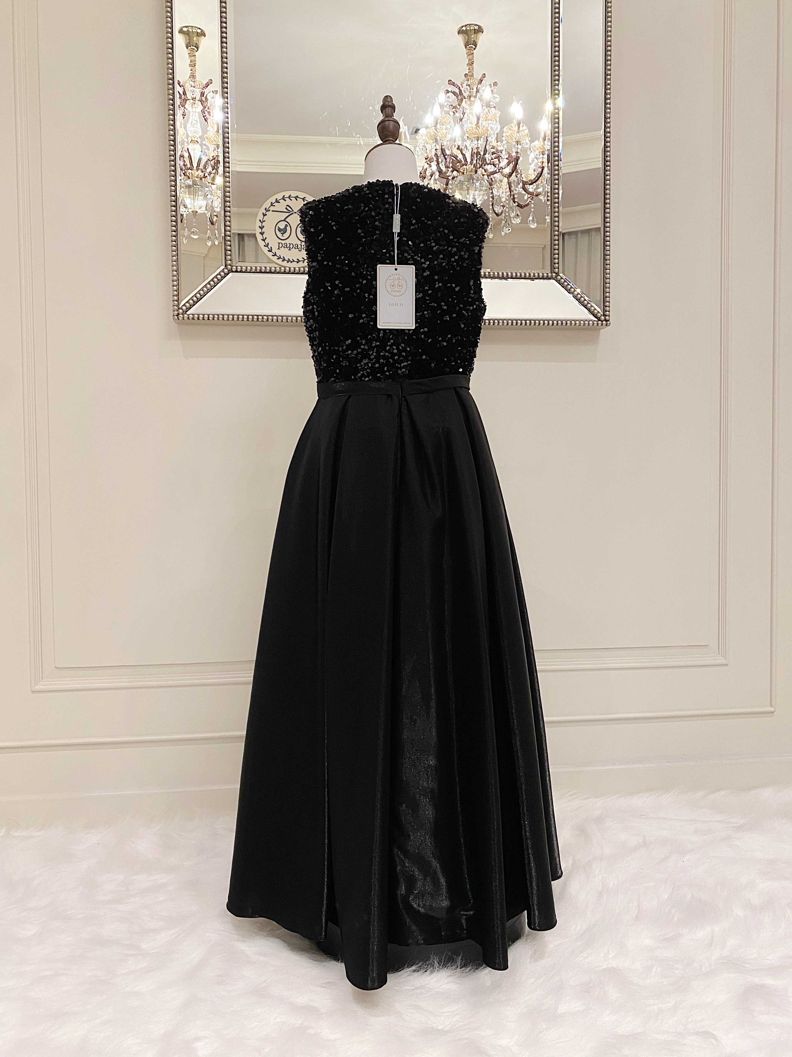 เดรสราตรียาวสีดำแขนกุด (งานไฮพรีเมี่ยม) ดีเทลปักเลื่อมด้านบน ช่วงกระโปรงผ้าดัสเชสเนื้อเงา ผ้าสวยมาก