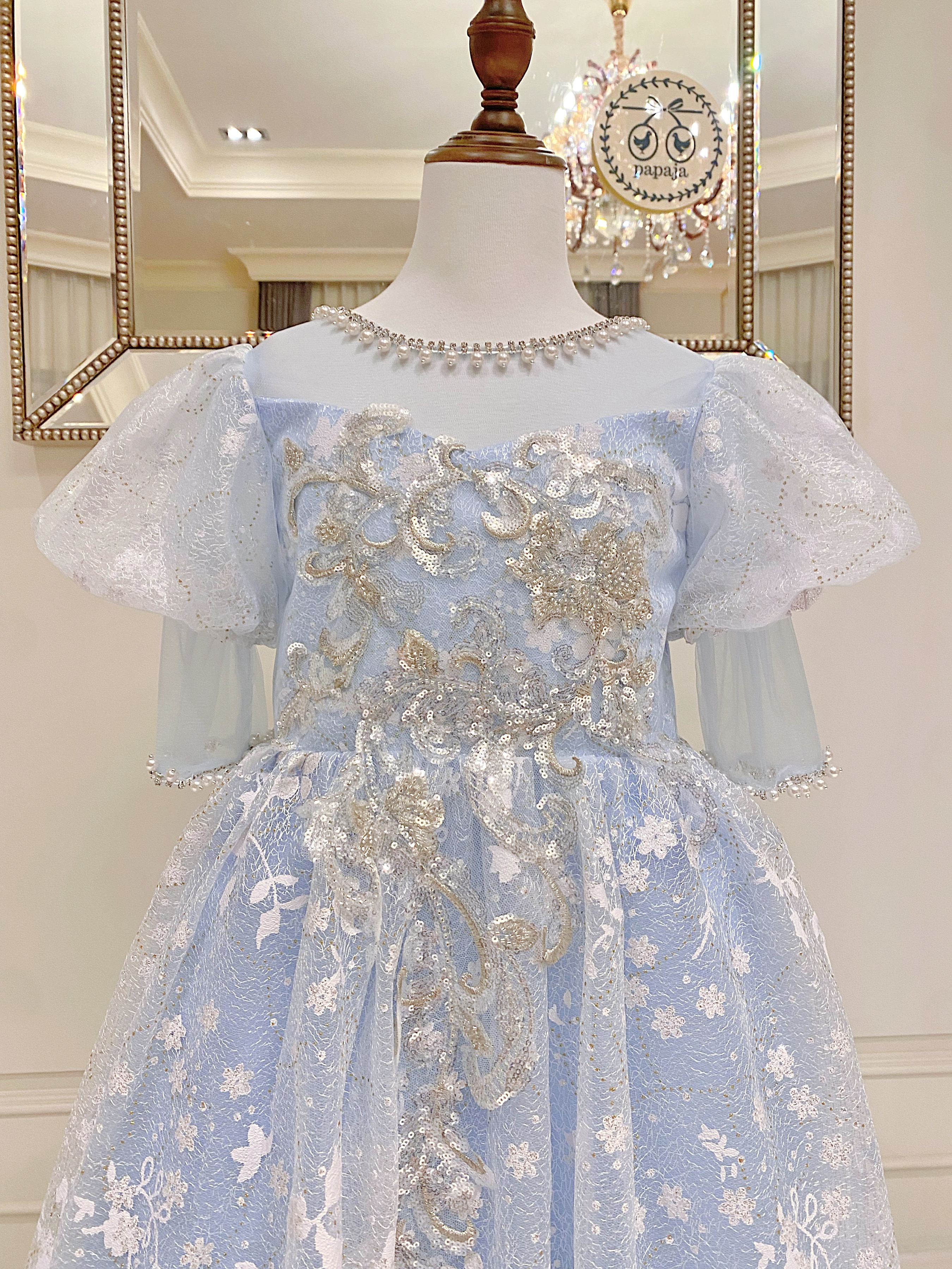 เดรสออกงานราตรียาวแขนตุ๊กตาสีฟ้า ผ้าสวยมาก ดีเทลแต่งไข่มุกและเพชรรอบคอ