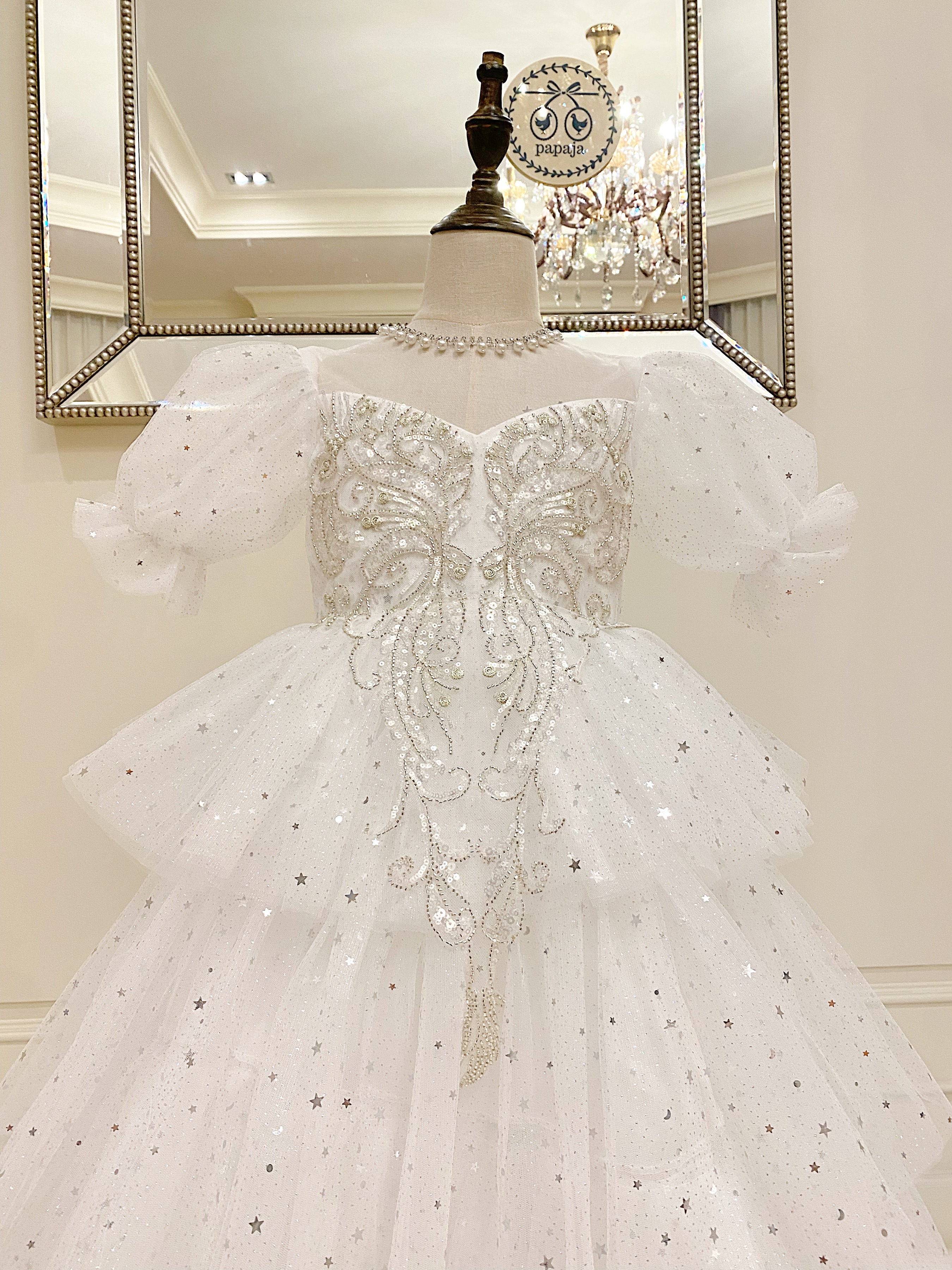 เดรสออกงานราตรียาวแขนตุ๊กตา สีขาวออฟไวท์บริสุทธิ์ ดีเทลปักลายสวยช่วงอก กระโปรงระบายหลายชั้นสวยอลัง