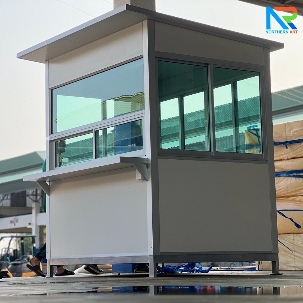 ป้อมยามสำเร็จรูป รุ่น ISOWALL ขนาด (W)1.50 x (L)2.00 X (H)2.40 ม.โครงสร้างเหล็ก ผนังISOWALL หนา 50 มม.กรอบประตู-หน้าต่าง อะลูมิเนียมสีเงิน