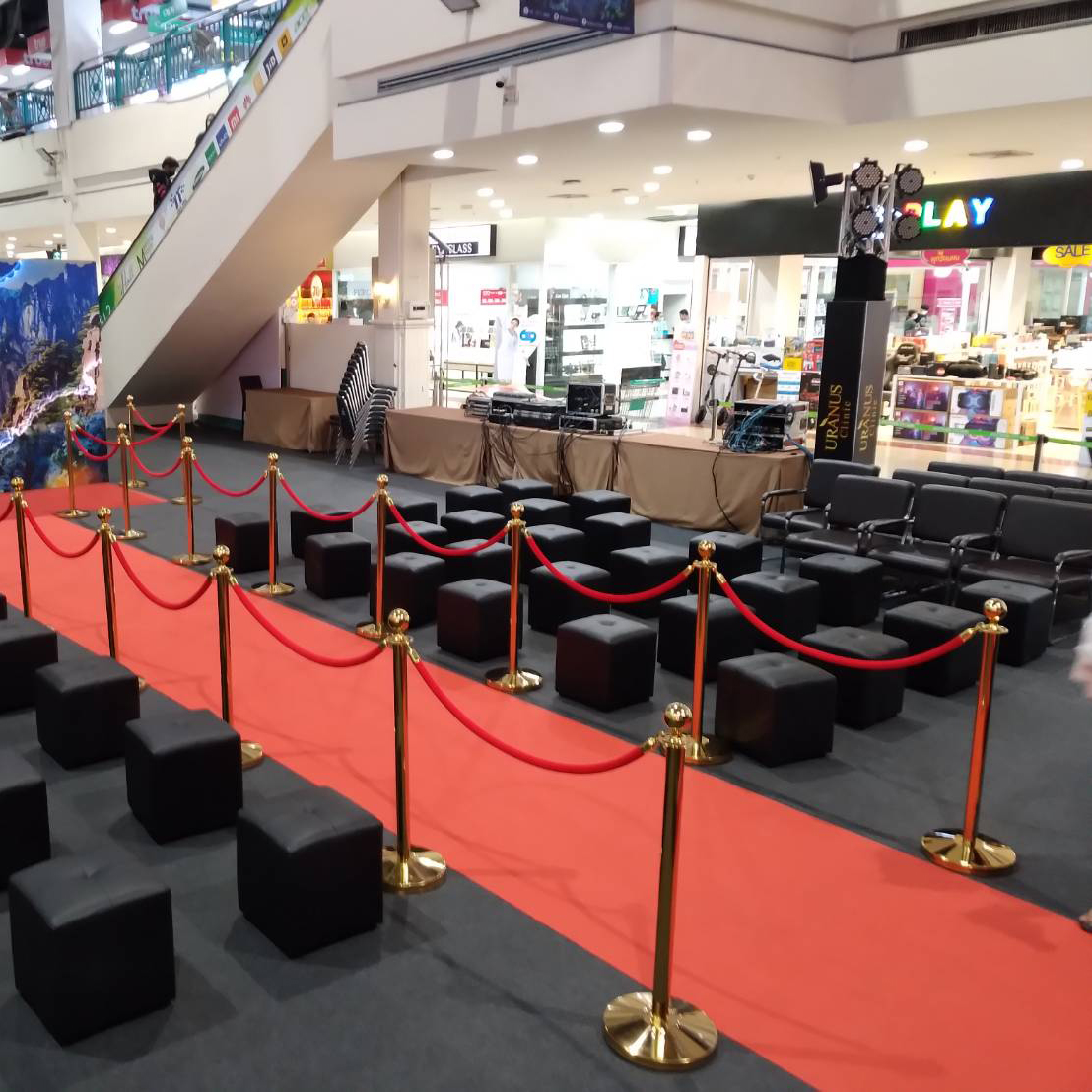 เสากั้นบริเขต สแตนเลสหัวกลมสีทอง พร้อมเชือกกำมะหยี่ สีแดง