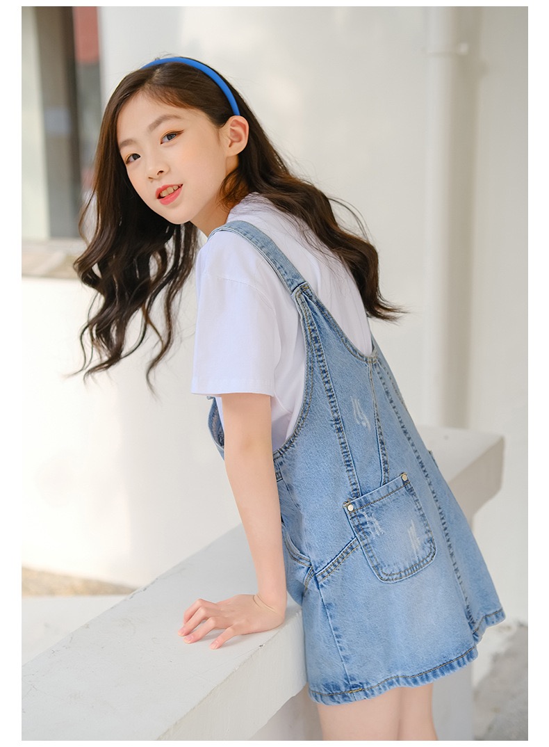 เซตเอี๊ยมยีนส์ทรงคลาสสิคพร้อมเสื้อยืดแขนสั้นสีขาว